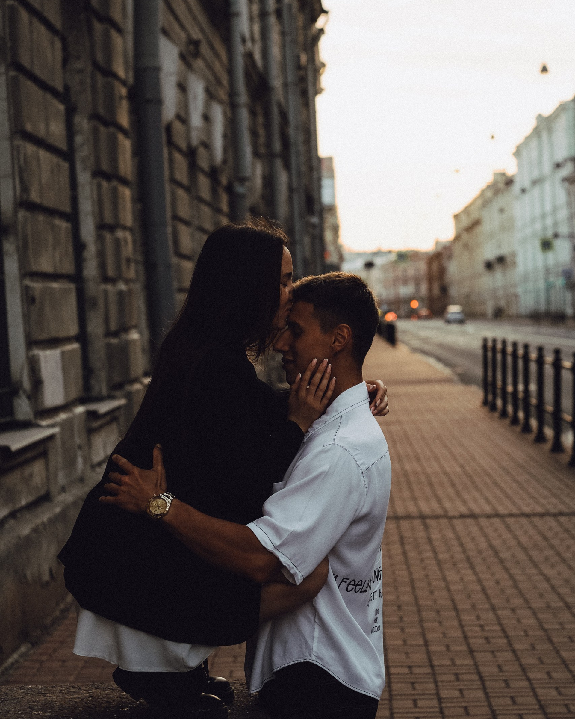 ПРОГУЛКА ПАРЫ НАЗАКАТЕ В&nbsp;САНКТ-ПЕТЕРБУРГЕ АТМОСФЕРНЫЕ ФОТО ВЛЮБЛЕННЫХ