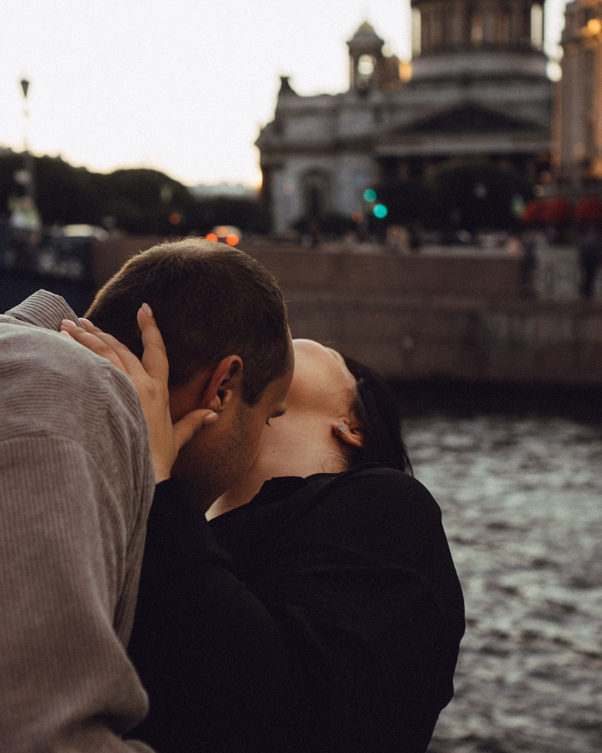 ПРОГУЛКА ПАРЫ НАЗАКАТЕ В&nbsp;САНКТ-ПЕТЕРБУРГЕ АТМОСФЕРНЫЕ ФОТО ВЛЮБЛЕННЫХ