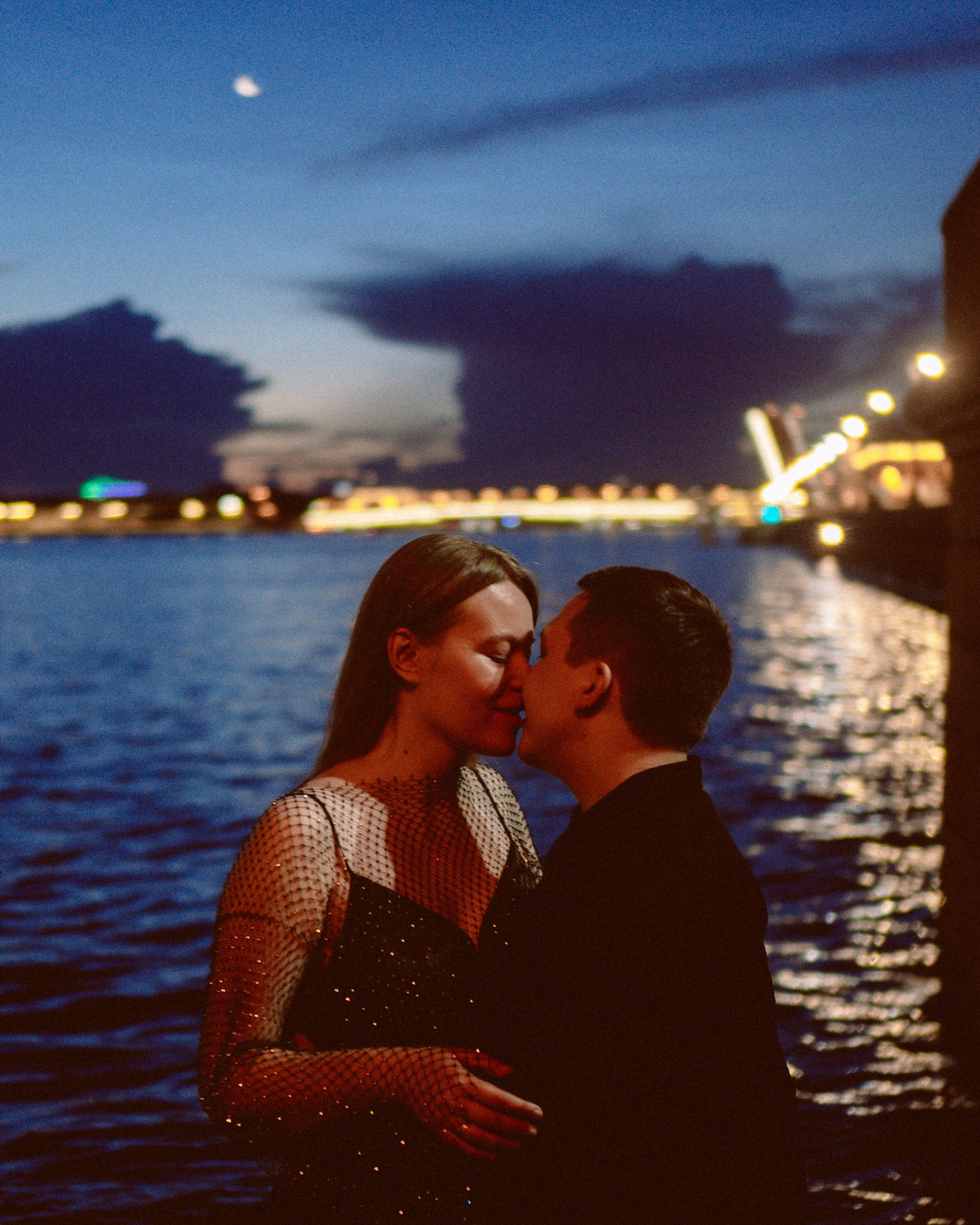 ПАРА НА РАССВЕТЕ С РАЗВОДНЫМИ МОСТАМИ В САНКТ-ПЕТЕРБУРГЕ