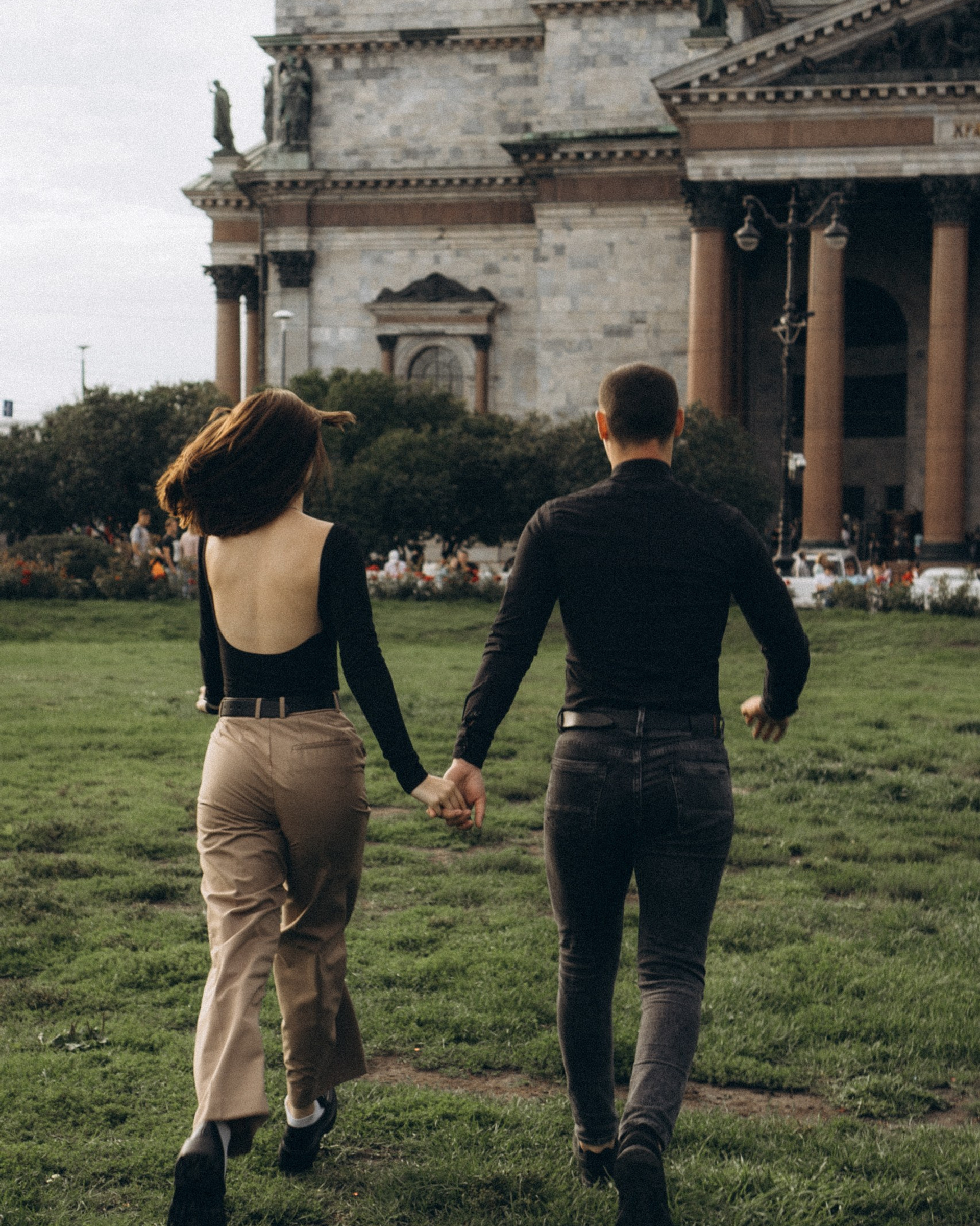 ПРОГУЛКА ПАРЫ НАЗАКАТЕ В САНКТ-ПЕТЕРБУРГЕ АТМОСФЕРНЫЕ ФОТО ВЛЮБЛЕННЫХ