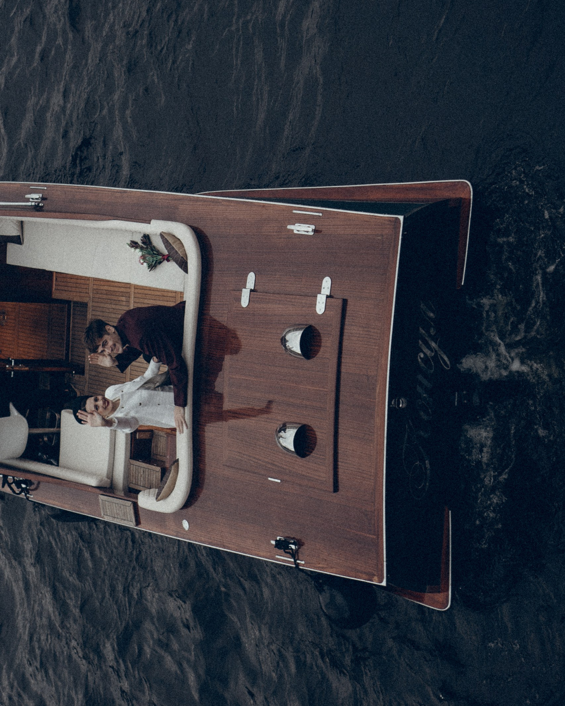 СВАДЕБНАЯ ФОТОСЕСИИЯ НА&nbsp;КАТЕРЕ ОСЕНЬЮ ПО&nbsp;КАНАЛАМ САНКТ-ПЕТЕРБУРГА