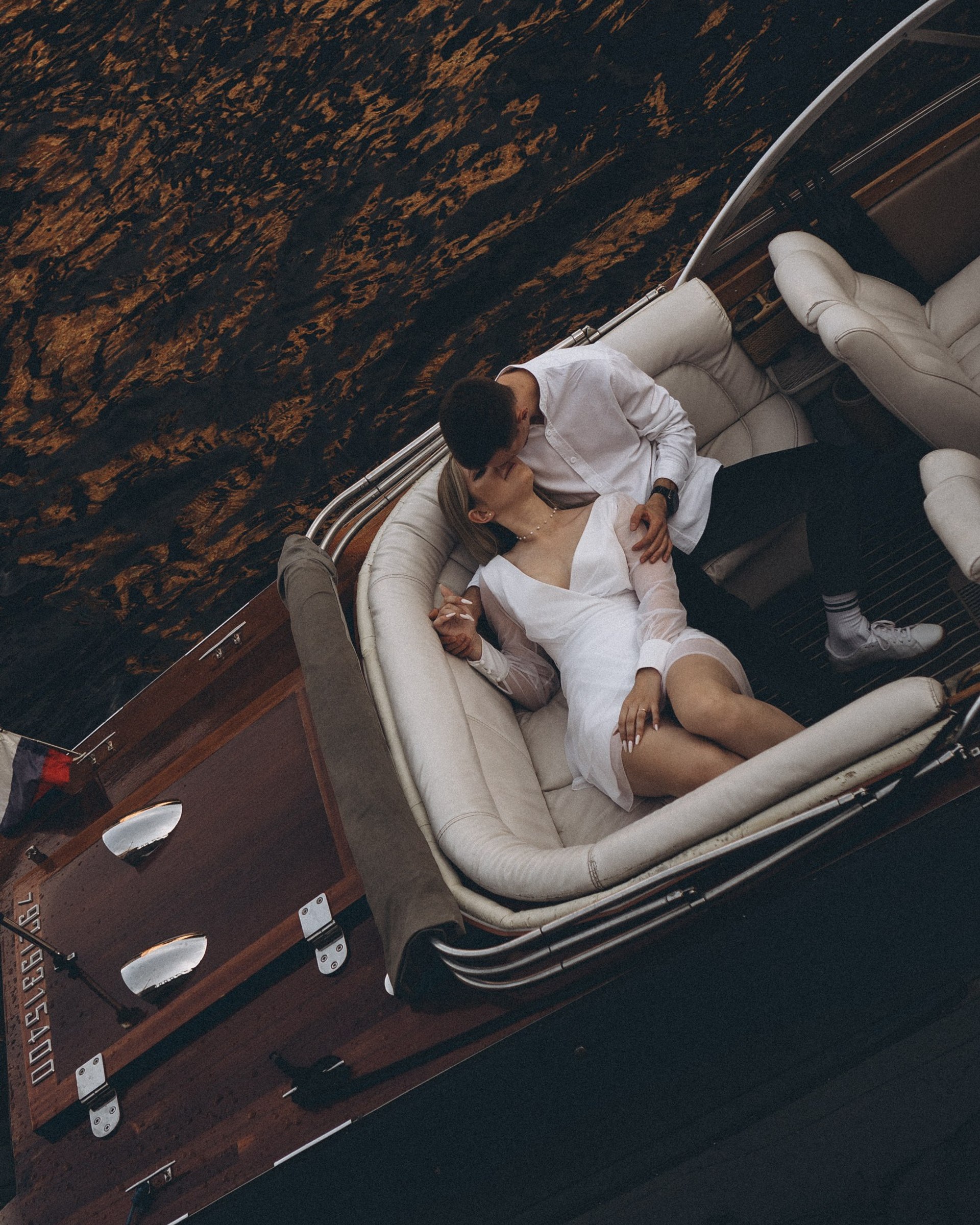 СВАДЕНБНАЯ СЬЕМКА НА&nbsp;КАТЕРЕ ПО&nbsp;КАНАЛАМ САНКТ-ПЕТЕРБУРГА И&nbsp;В&nbsp;АКВАТОРИИ НЕВЫ