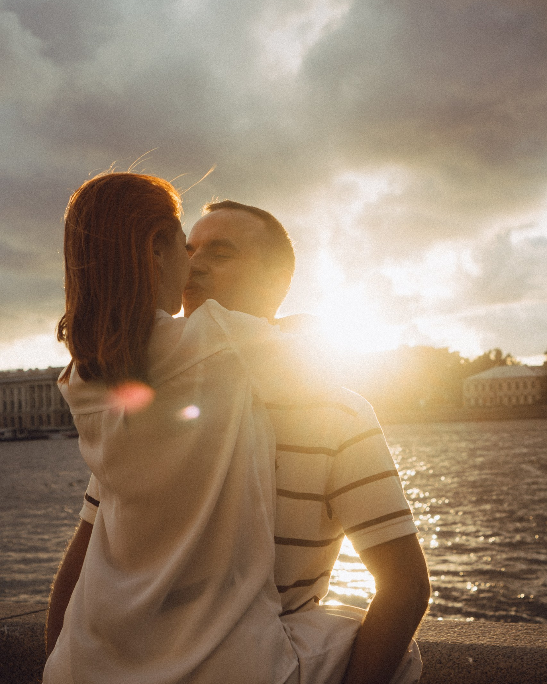 ПРОГУЛКА ПАРЫ НАЗАКАТЕ В&nbsp;САНКТ-ПЕТЕРБУРГЕ АТМОСФЕРНЫЕ ФОТО ВЛЮБЛЕННЫХ