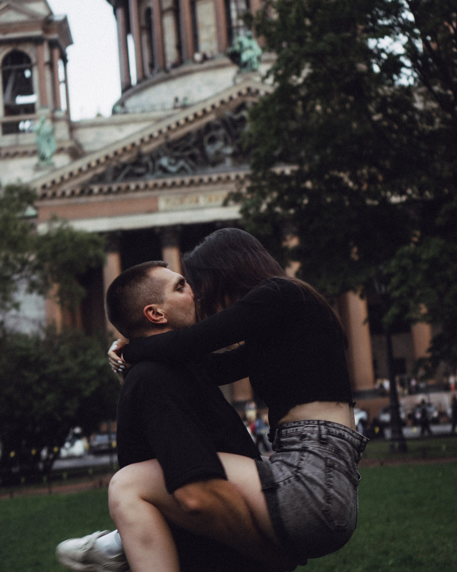 ПРОГУЛКА ПАРЫ НАЗАКАТЕ В&nbsp;САНКТ-ПЕТЕРБУРГЕ АТМОСФЕРНЫЕ ФОТО ВЛЮБЛЕННЫХ