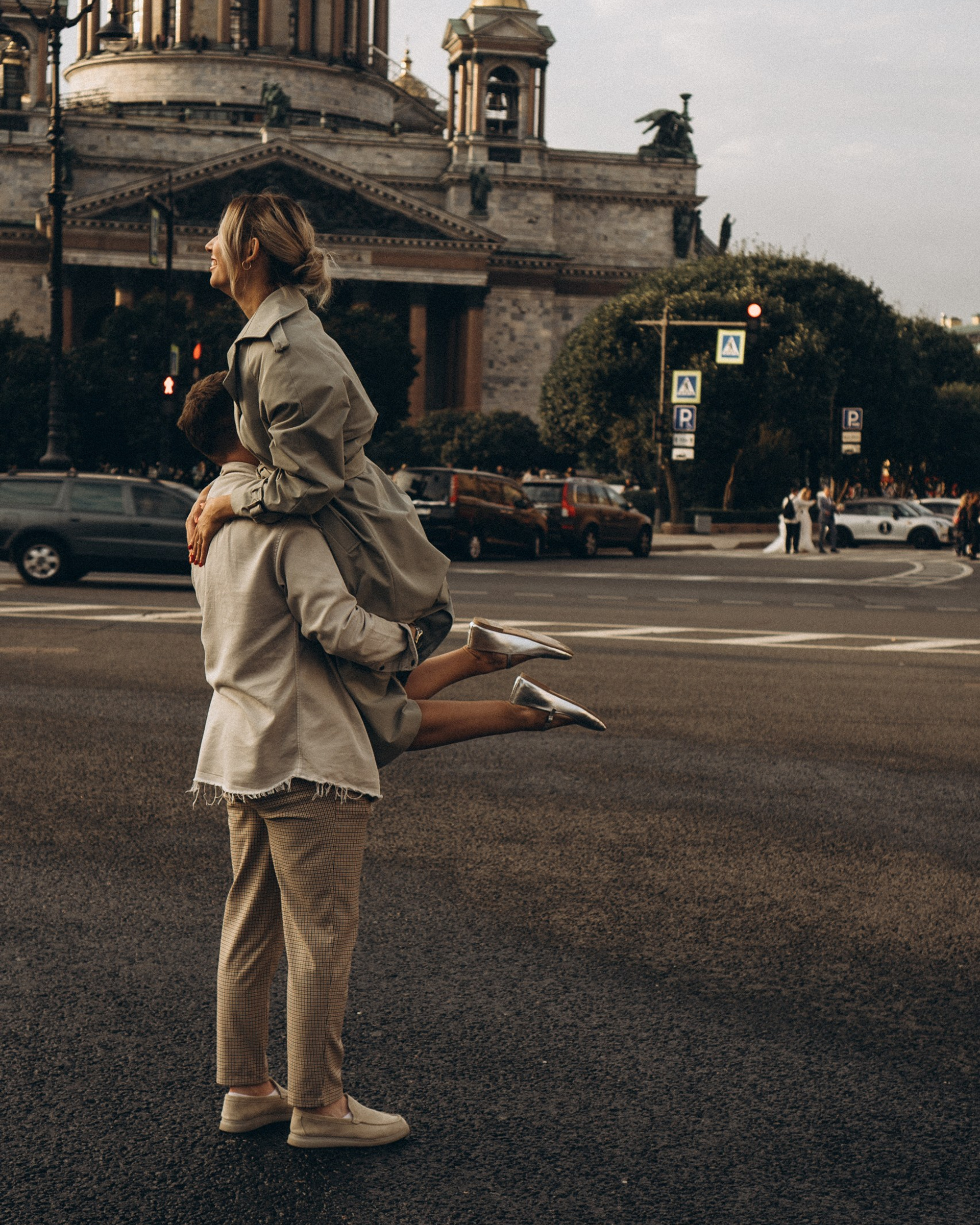 ПРОГУЛКА ПАРЫ НАЗАКАТЕ В САНКТ-ПЕТЕРБУРГЕ АТМОСФЕРНЫЕ ФОТО ВЛЮБЛЕННЫХ