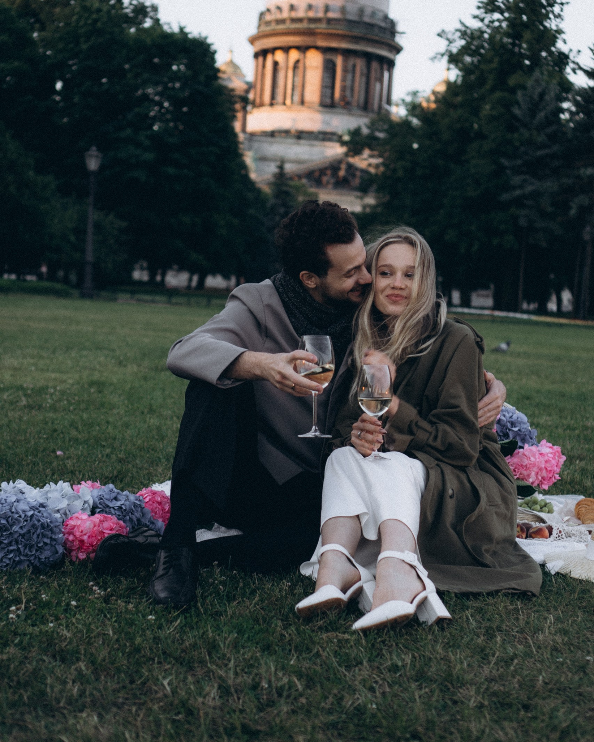 СВАДЕБНАЯ СЬЕМКА ПАРЫ НА&nbsp;РАССВЕТЕ В&nbsp;БЕЛЫЕ НОЧИ И&nbsp;ПРОГУЛКА С&nbsp;РАЗВОДНЫМИ МОСТАМИ И&nbsp;ПИКНИК ВОЗЛЕ ИСАКИЕВСКОГО СОБОРА