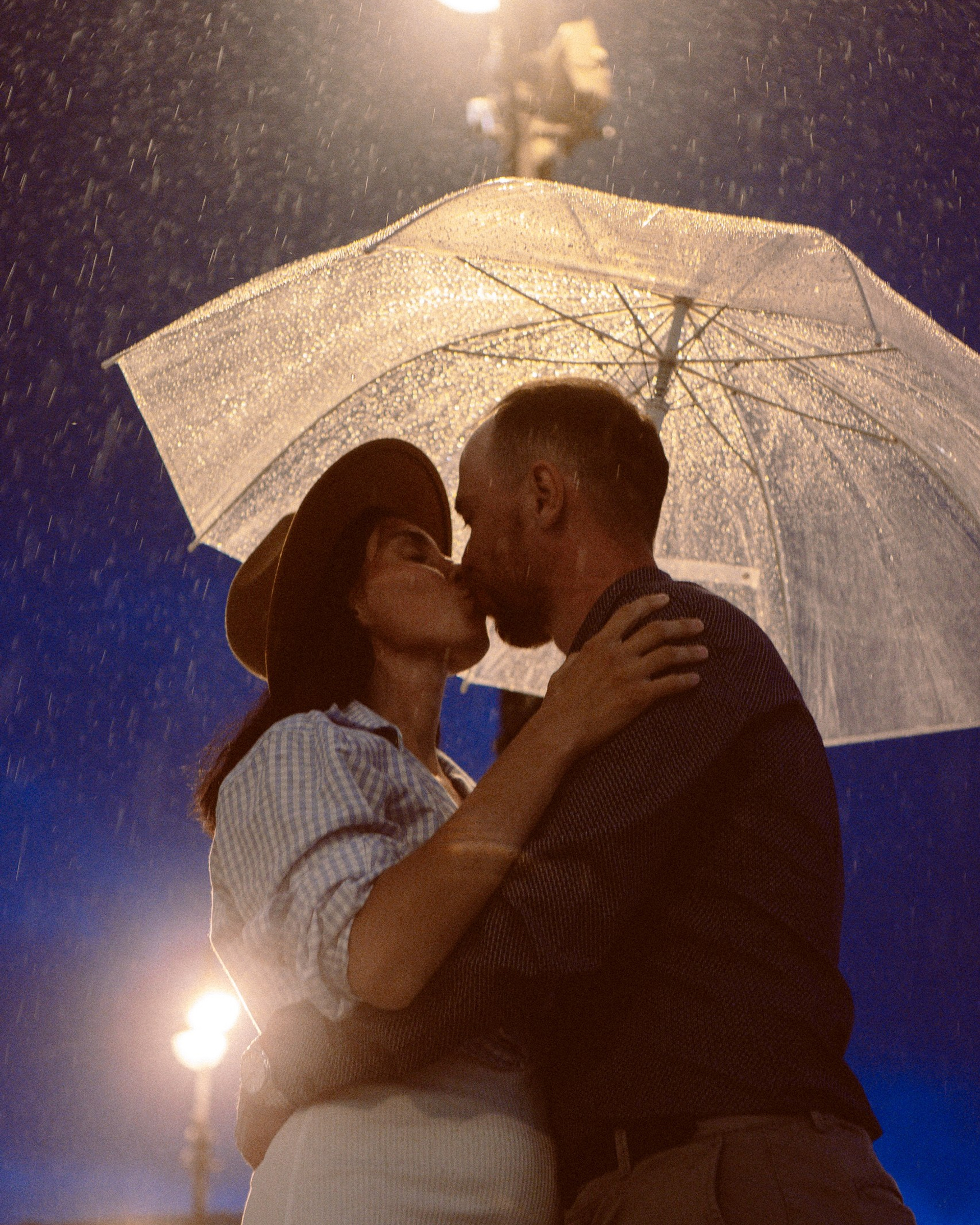 ПРОГУЛКА ПАРЫ НАЗАКАТЕ В САНКТ-ПЕТЕРБУРГЕ АТМОСФЕРНЫЕ ФОТО ВЛЮБЛЕННЫХ