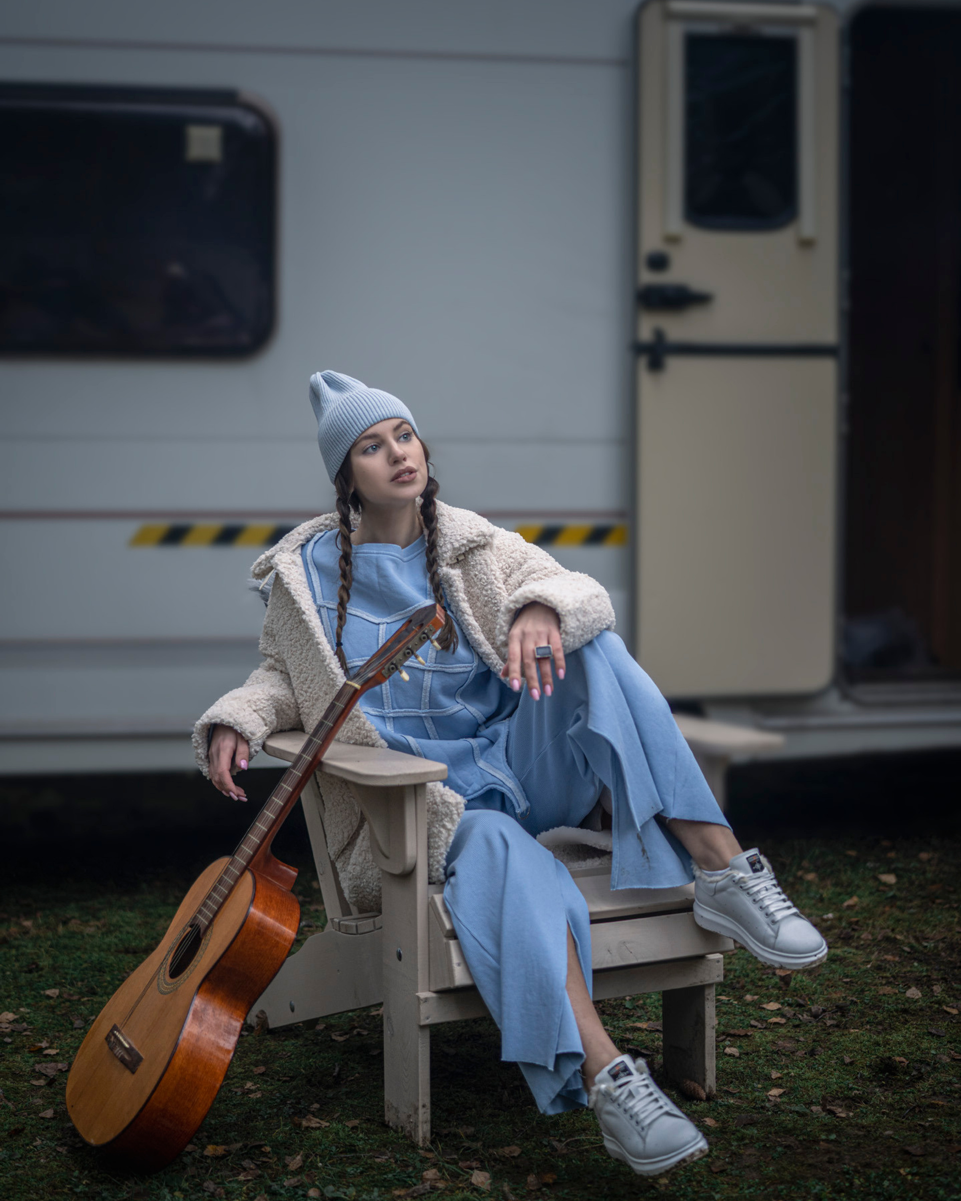 Трое у трейлера