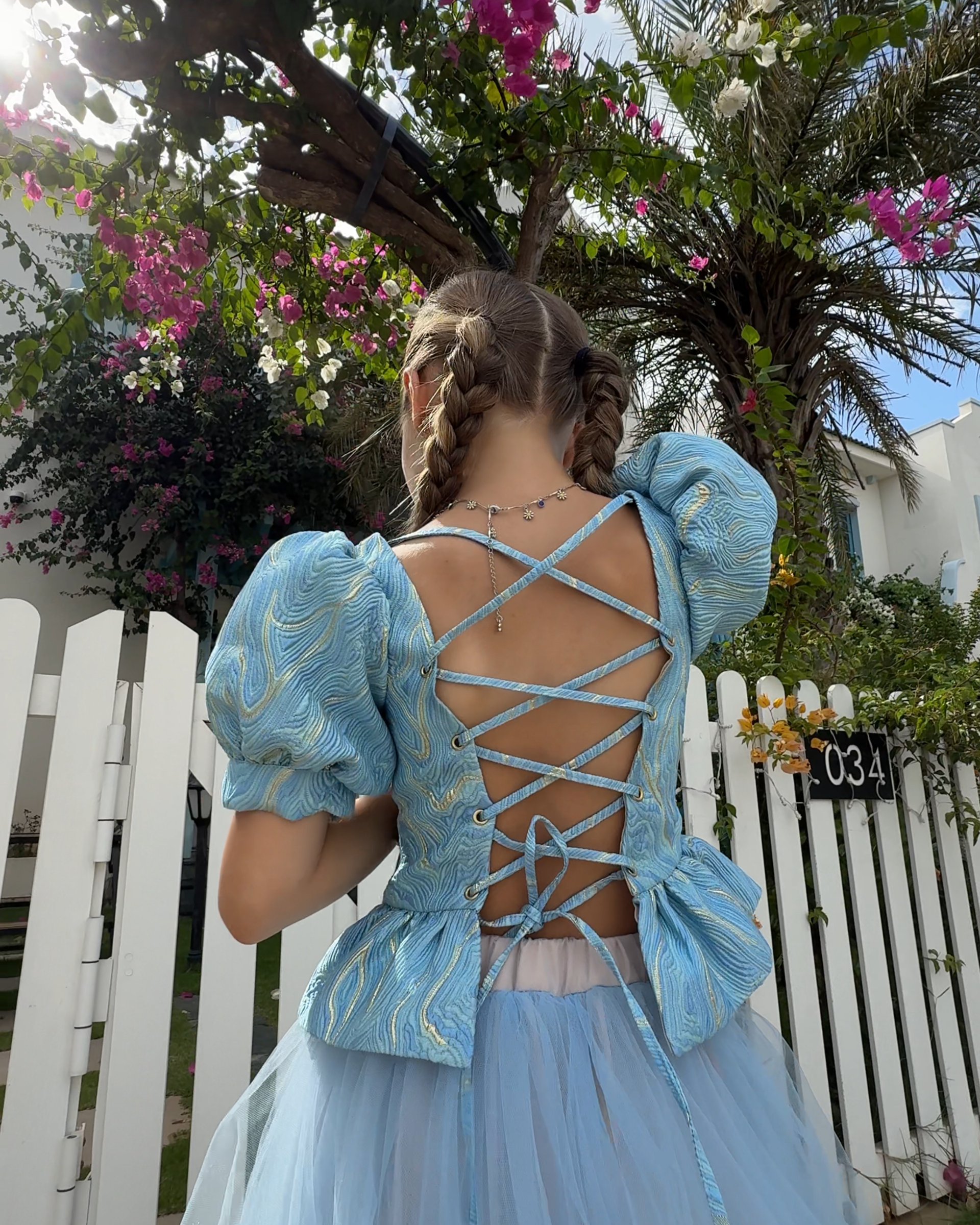 Блуза «Haute Couture» с открытой спиной голубая