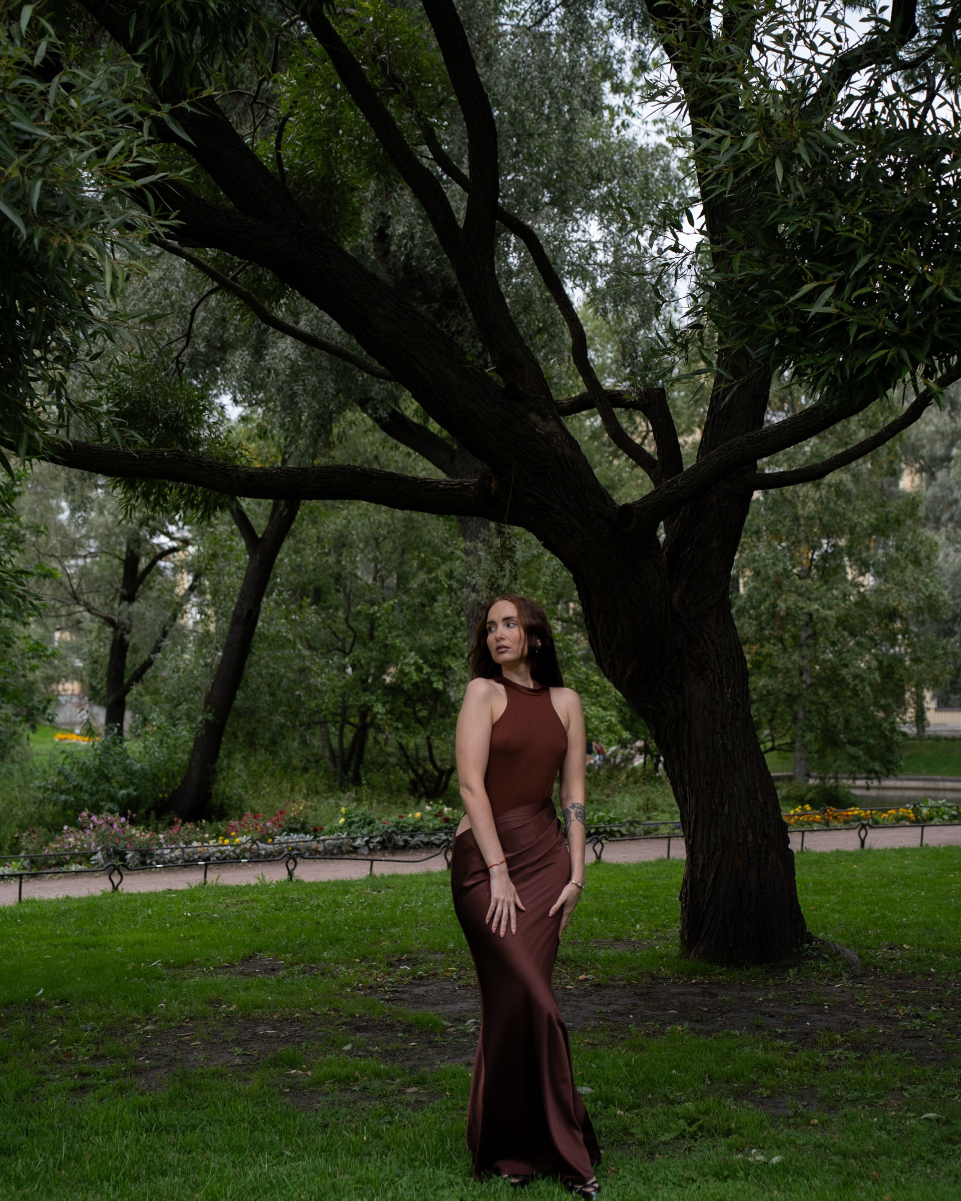 Силуэт среди ветвей