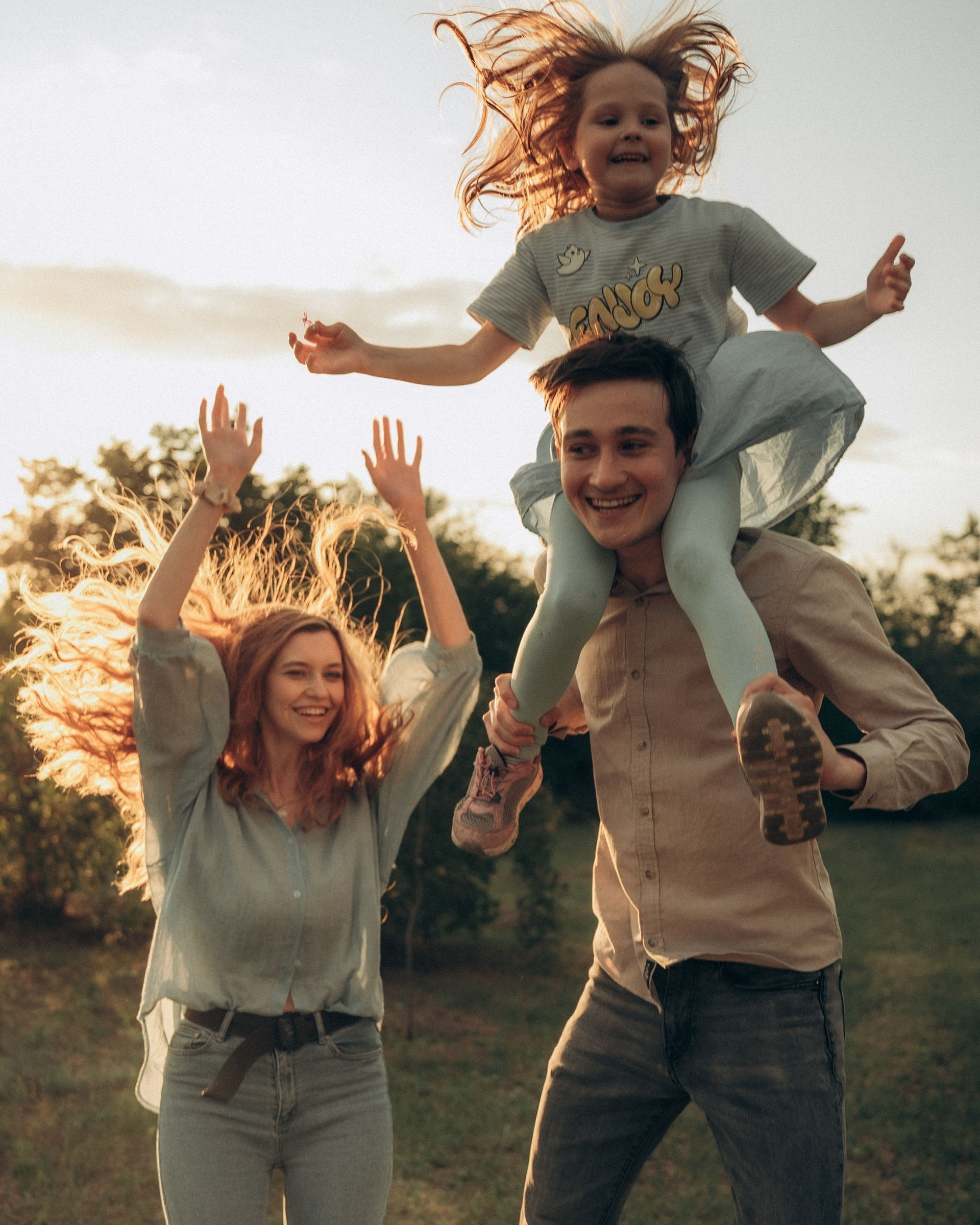 Теплая семейная съемка на природе