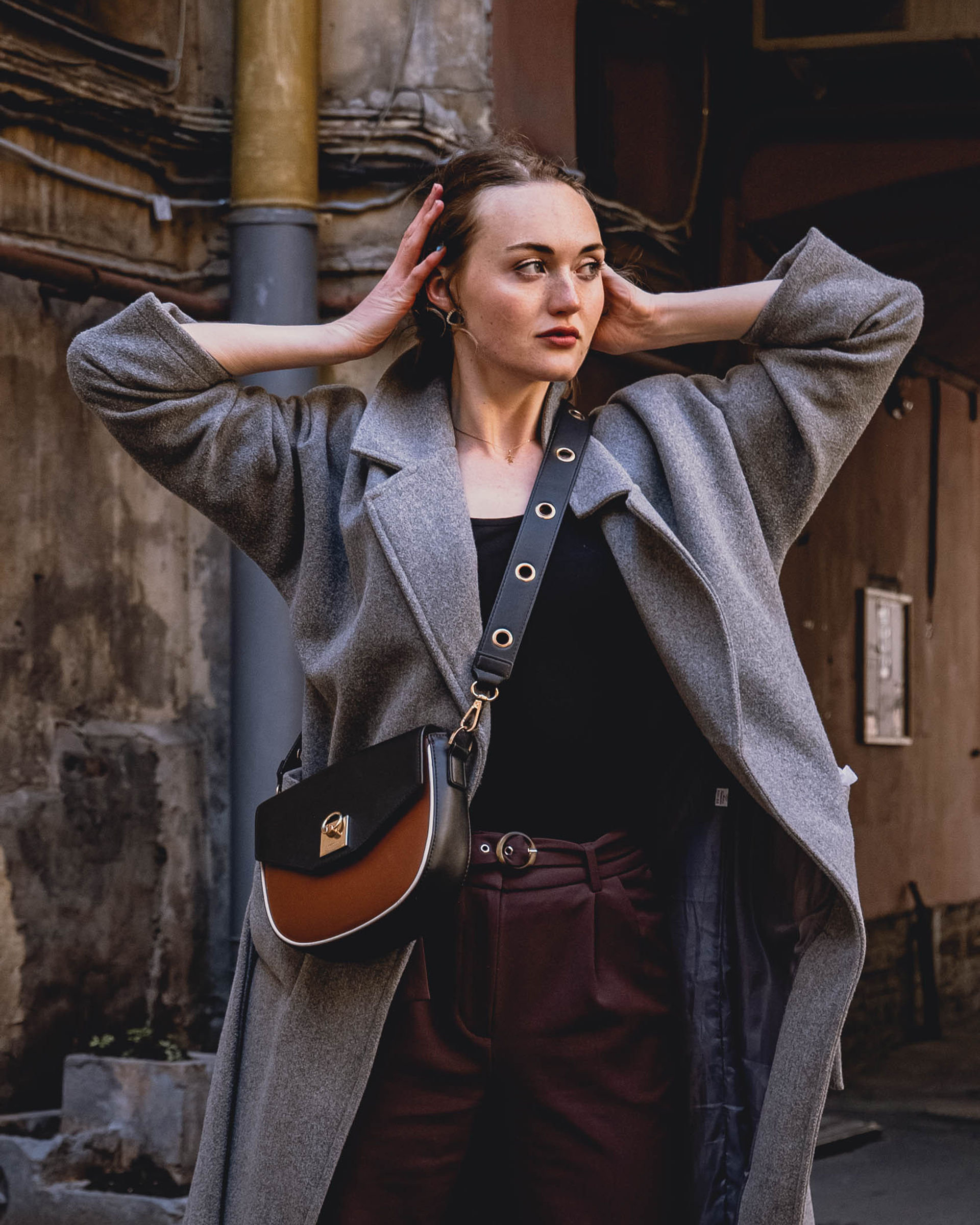 Алена — прогулка в городе в летний день