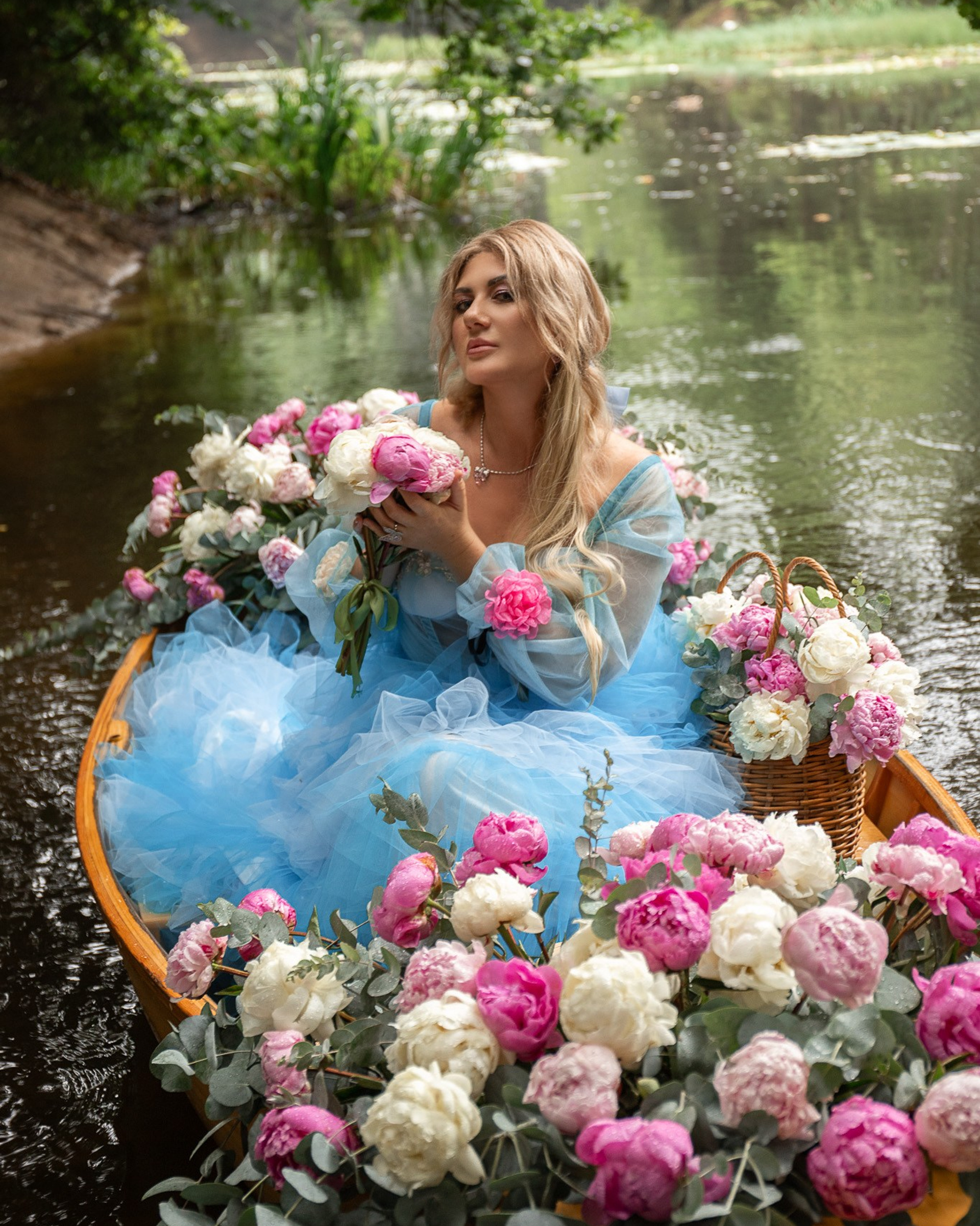 Лодка с&nbsp;пионами