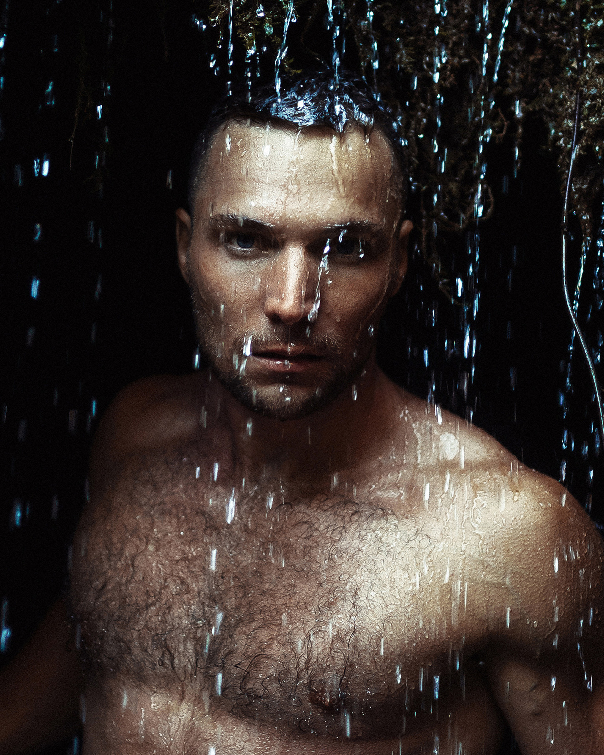 Арут. Мужской портрет на водопаде в Крыму