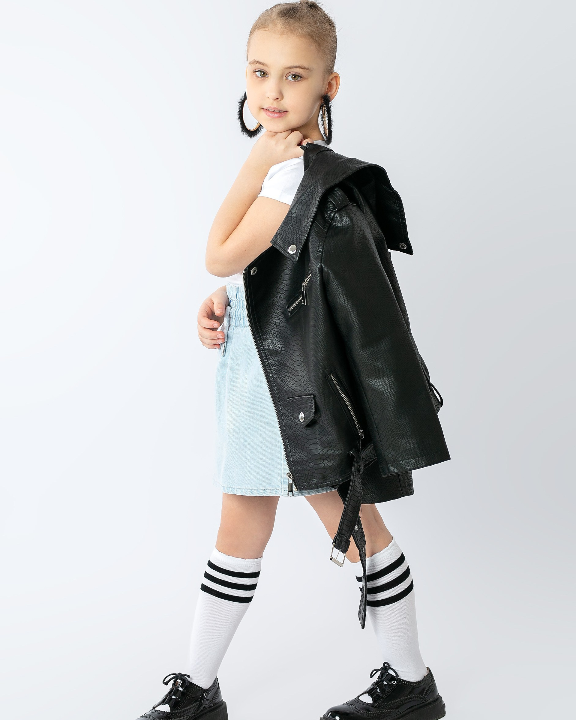 Детская одежда на белом фоне с тенями