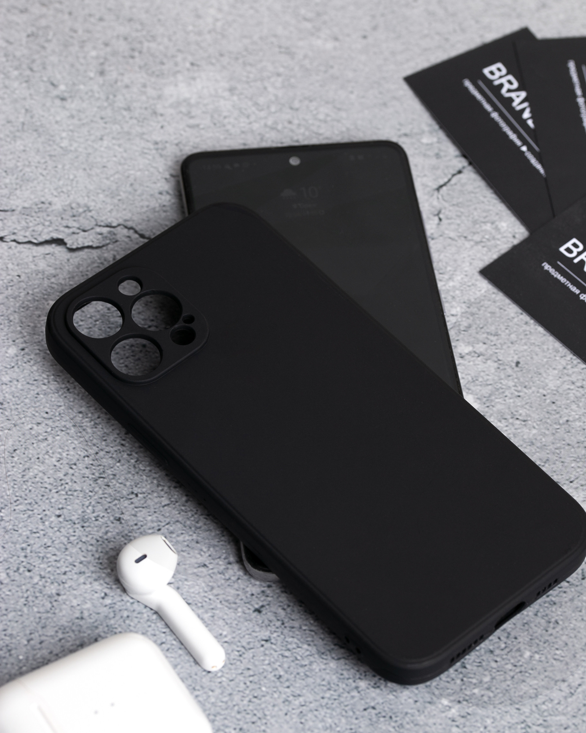 чехлы на телефон на белом фоне и в композиции