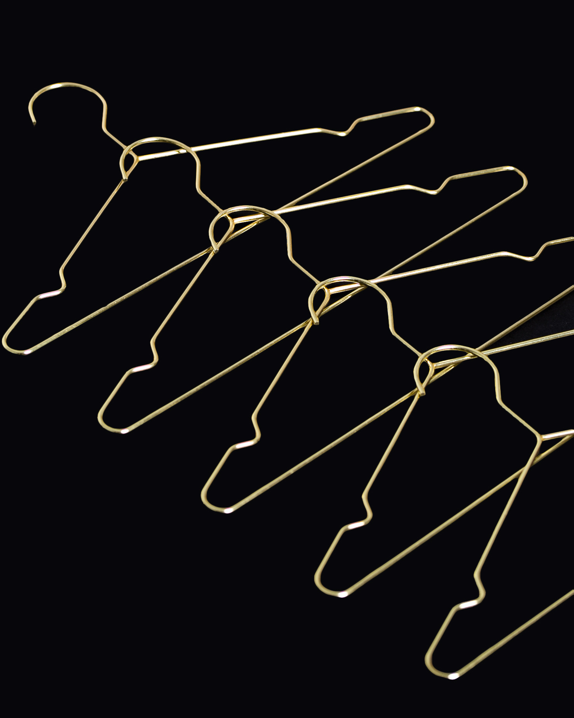 Вешалки металлические. На чёрном фон, в композиции. Для маркетплейсов.