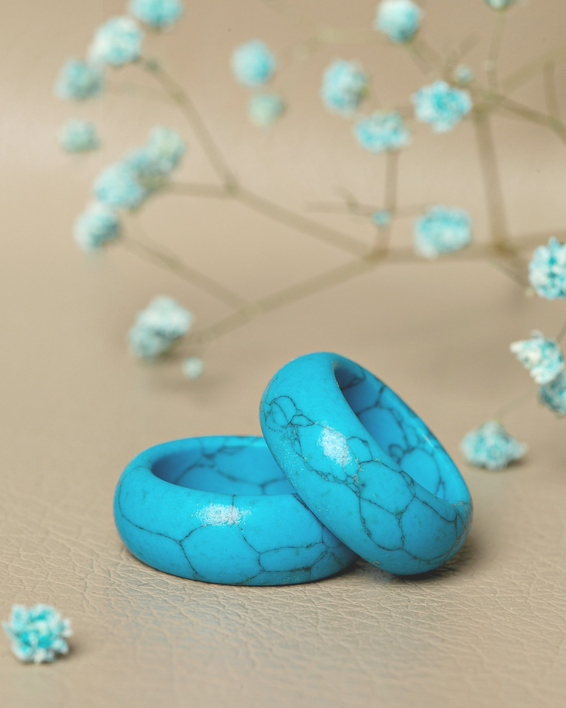 Бижутерия на модели и в композиции