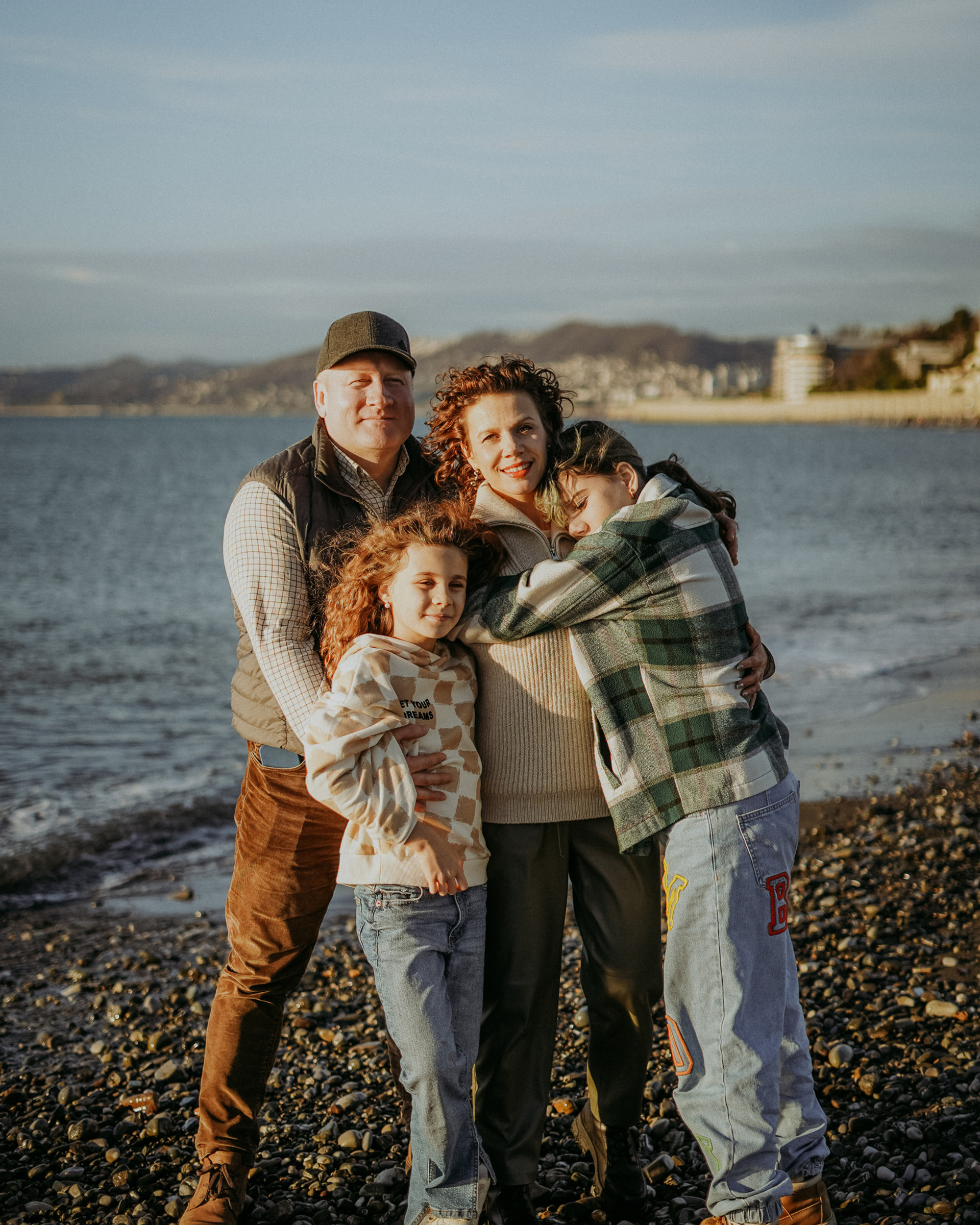 Светлана, Пётр, Ульяна и Маруся. Январская прогулка по пляжу Ривьера