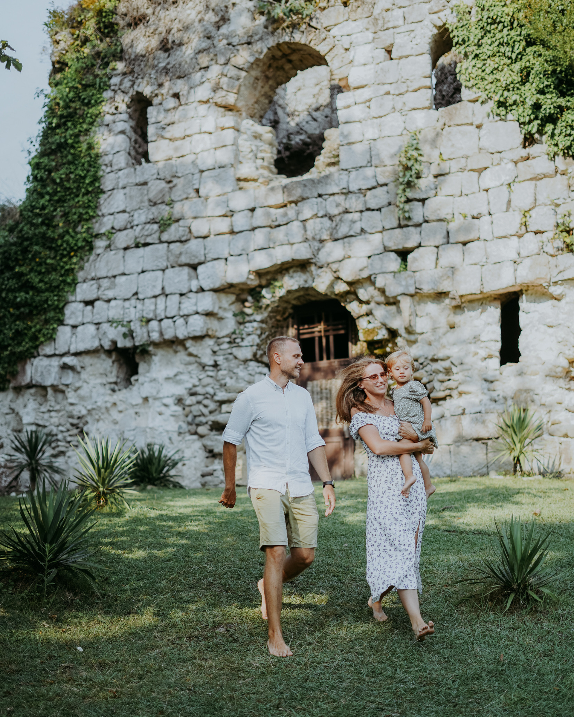 Вика, Сергей и маленькая Саша на берегу моря в Мюссере, Абхазия