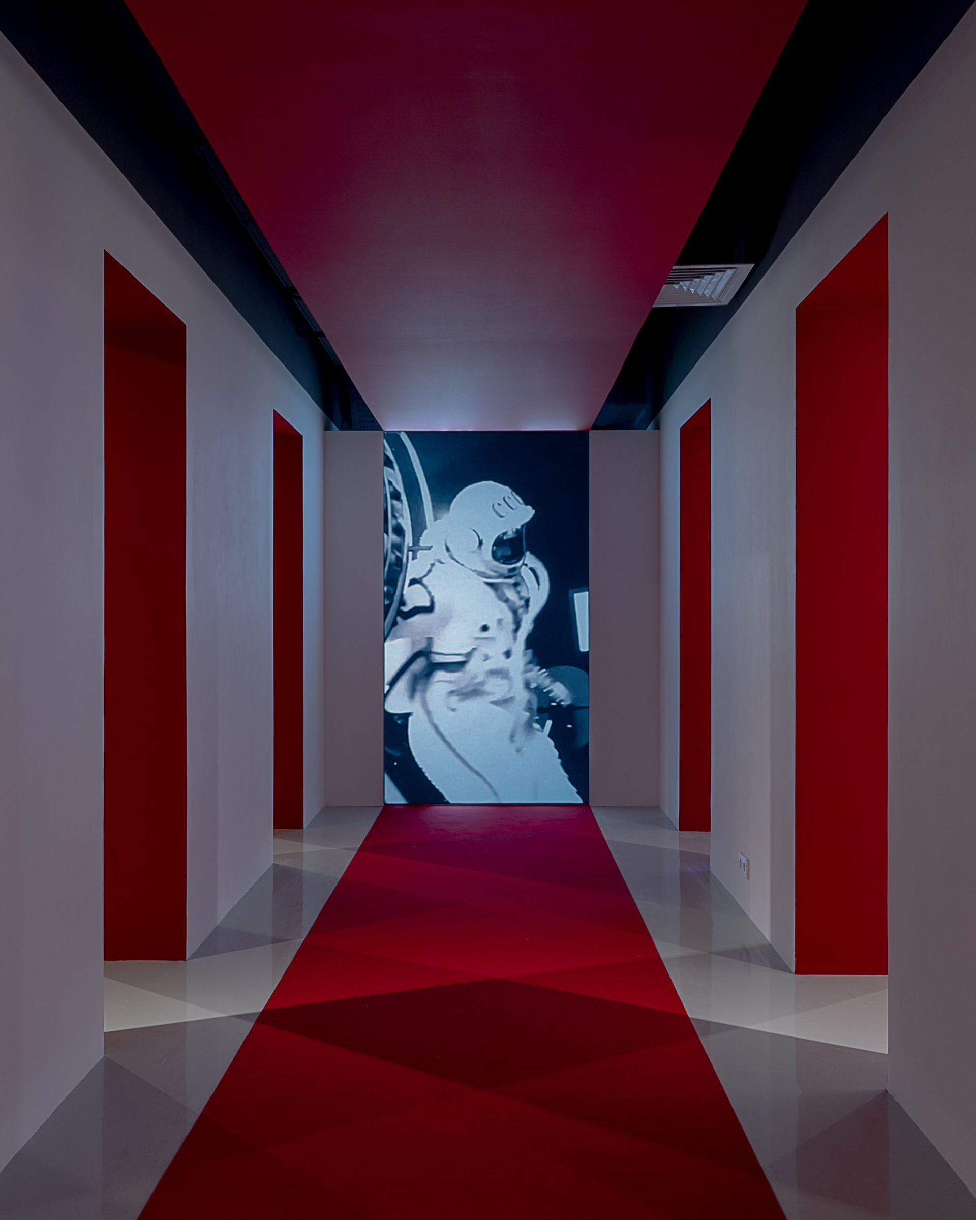 За кадром/ Киностудия им. М. Горького