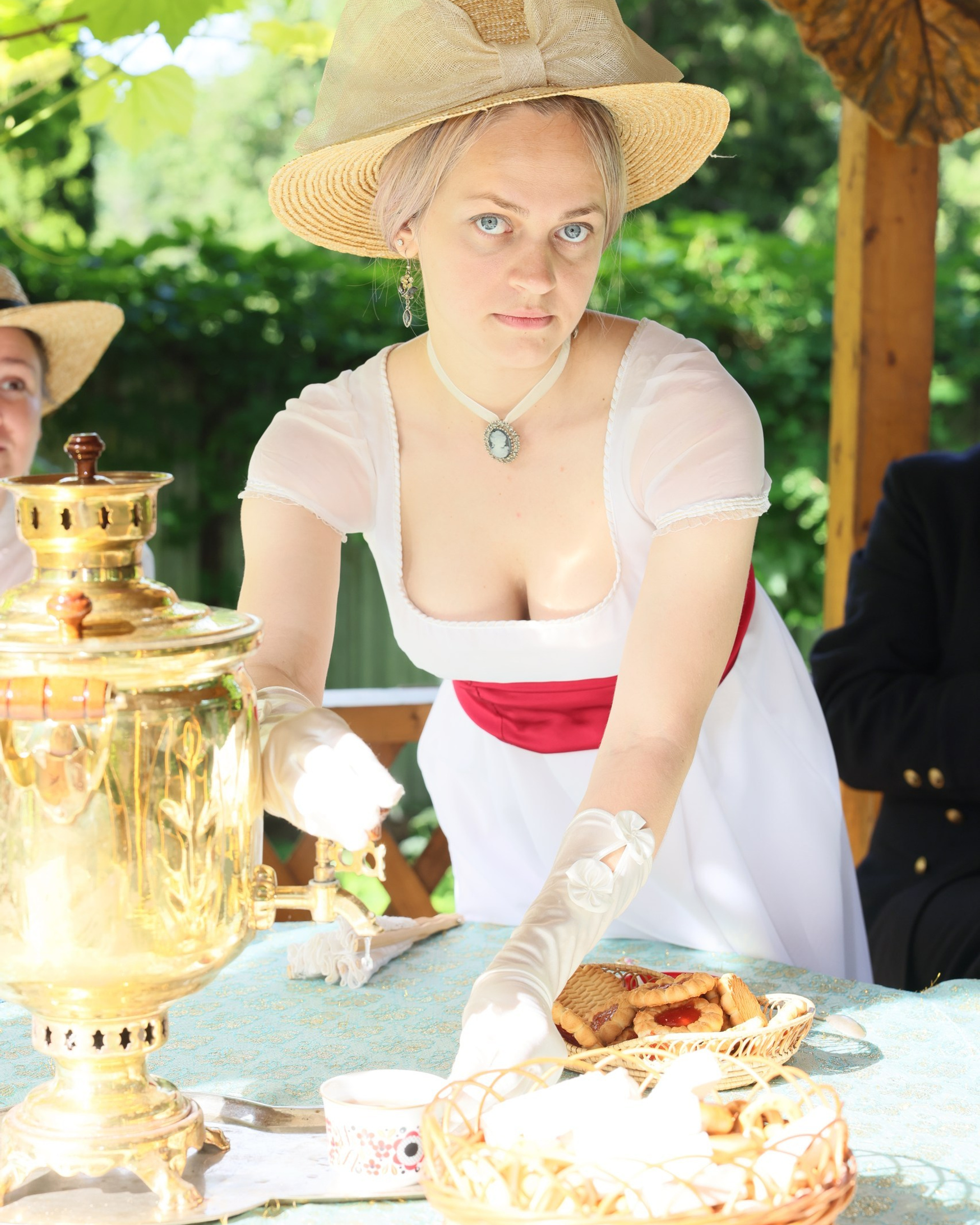 Усадьба Вересаева. Гости в&nbsp;саду.