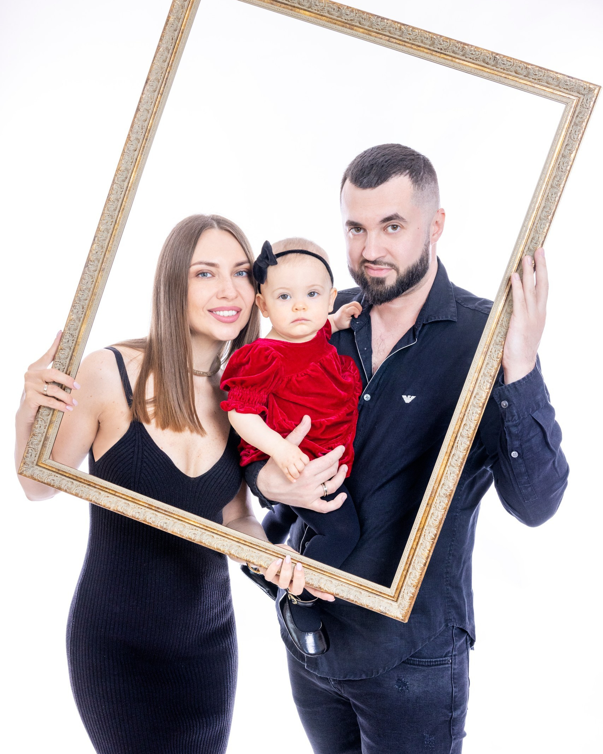 СЕМЕЙНАЯ ФОТОСЪЕМКА НА&nbsp;БЕЛОМ ФОНЕ С&nbsp;ПРИМЕНЕНИЕМ ФИЛЬТРА И&nbsp;БЕЗ