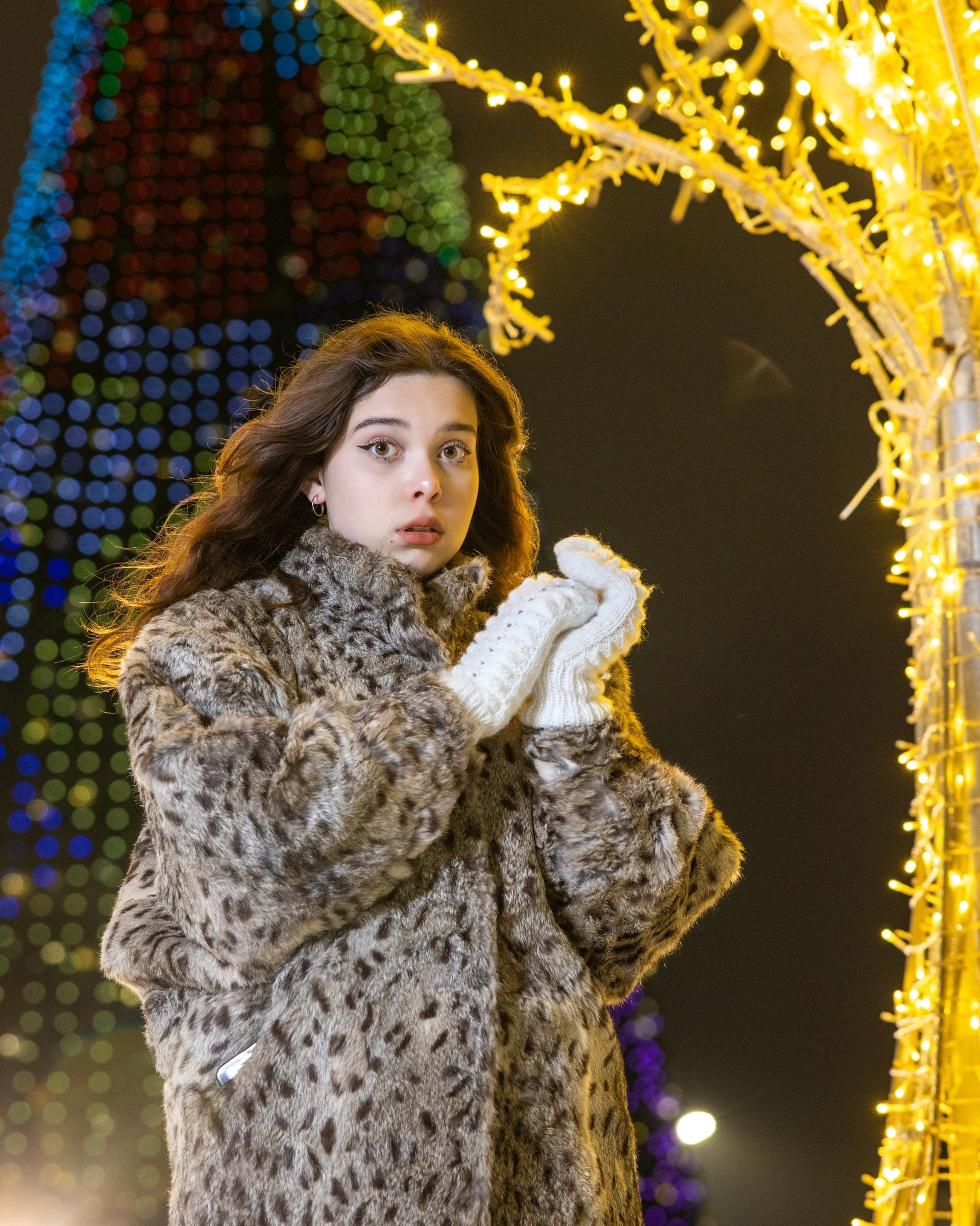 Мария у&nbsp;ёлки в&nbsp;полушубке.