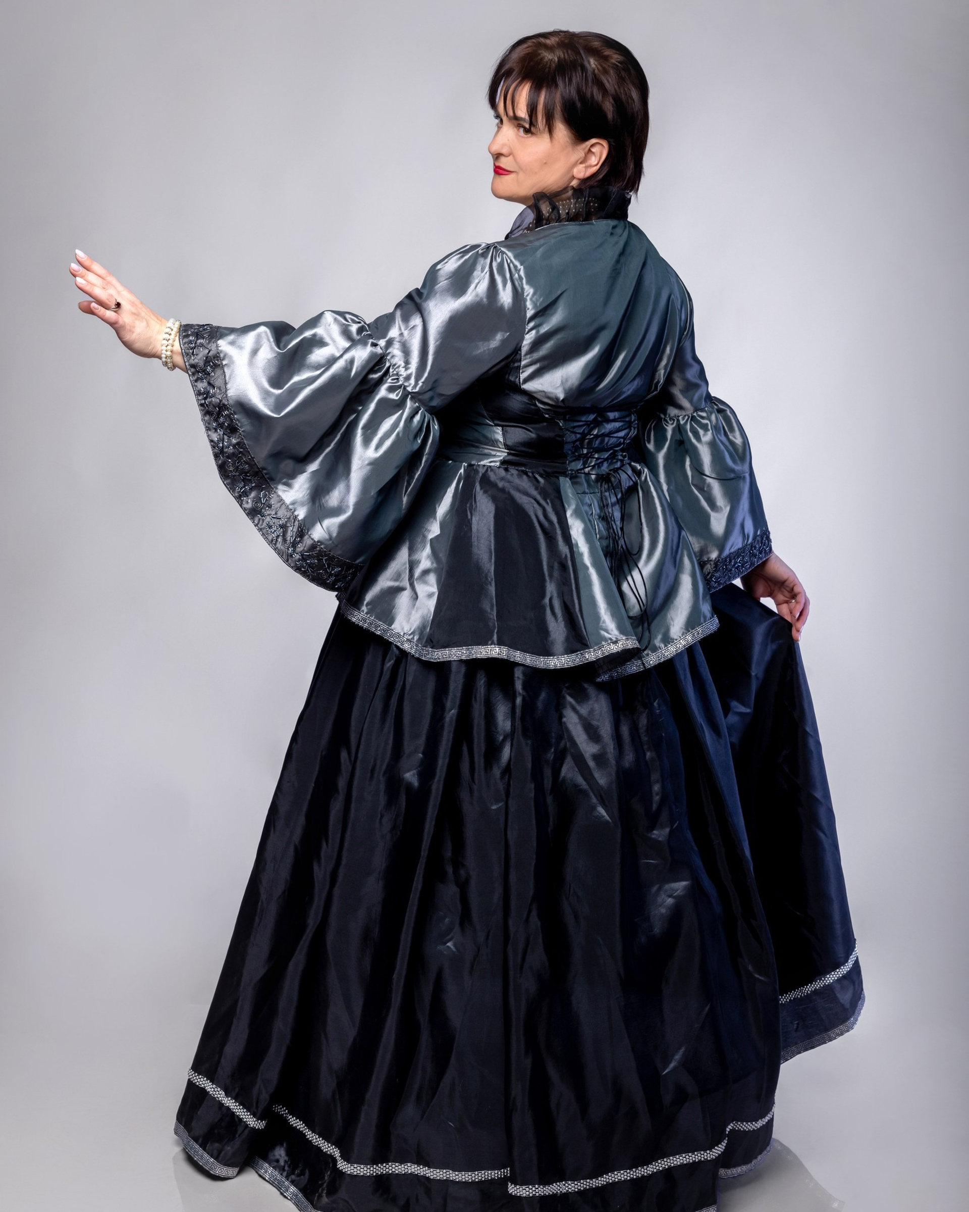 Разные образы на&nbsp;сером фоне (3 источника света, часть с&nbsp;дым машиной)