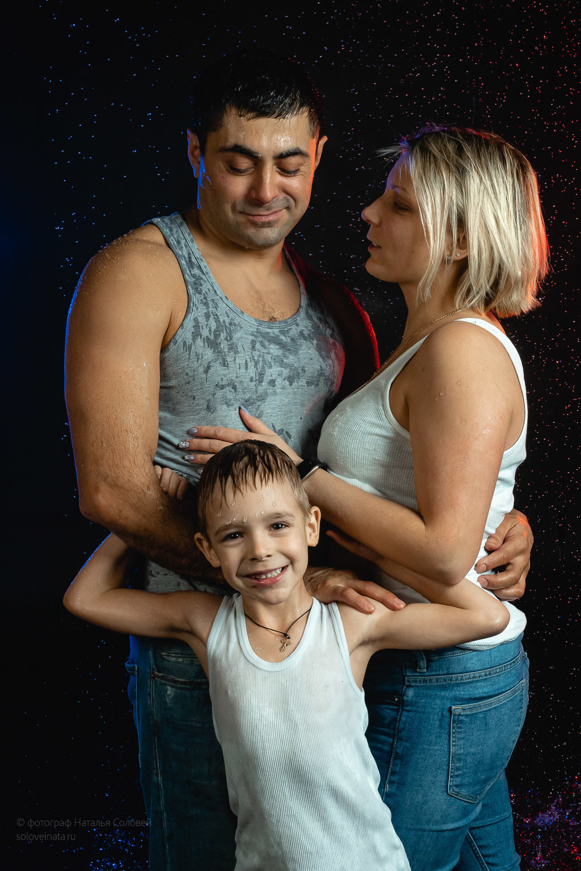 Фотосессия семьи в студии под дождем