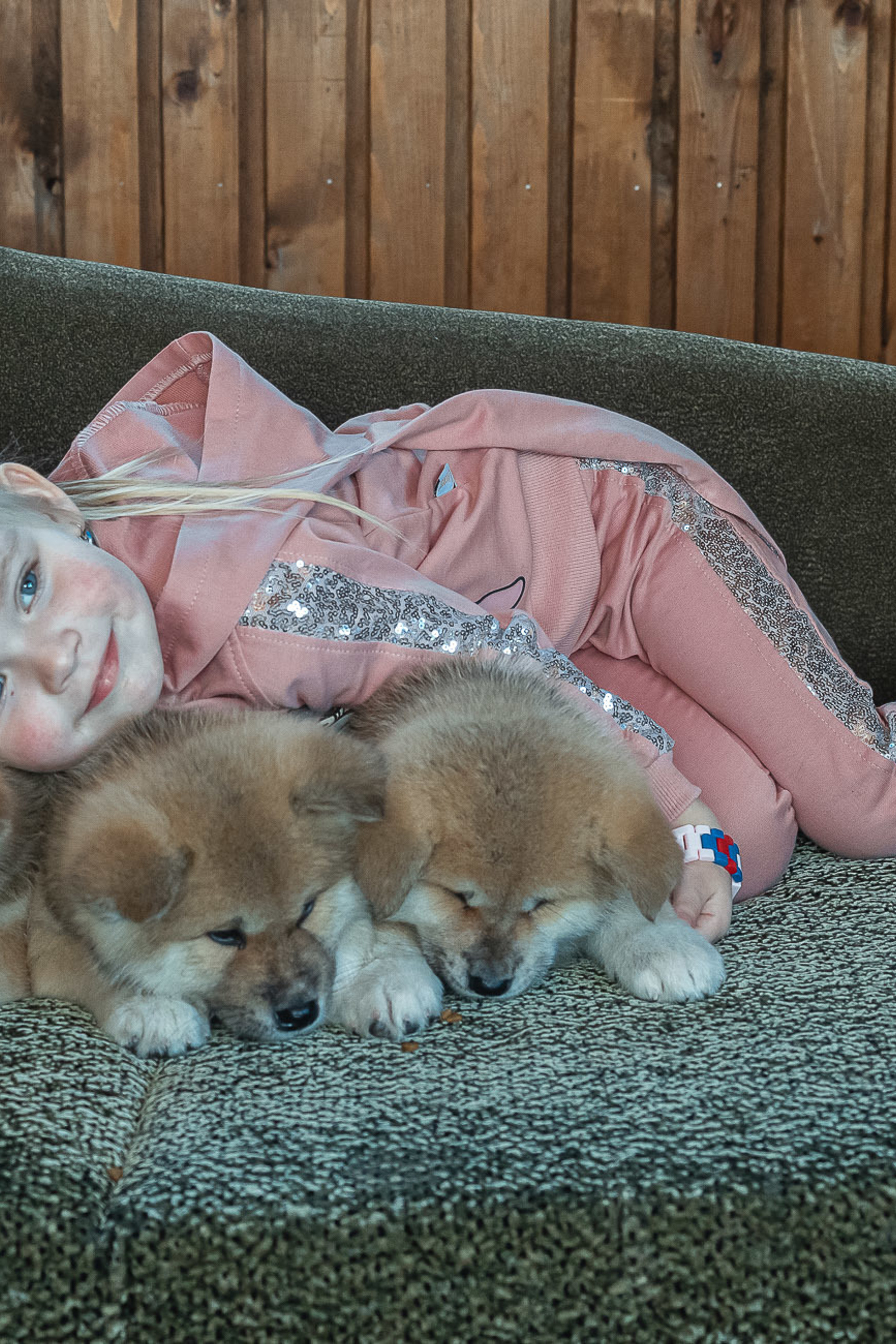 Николь со щенками Акито