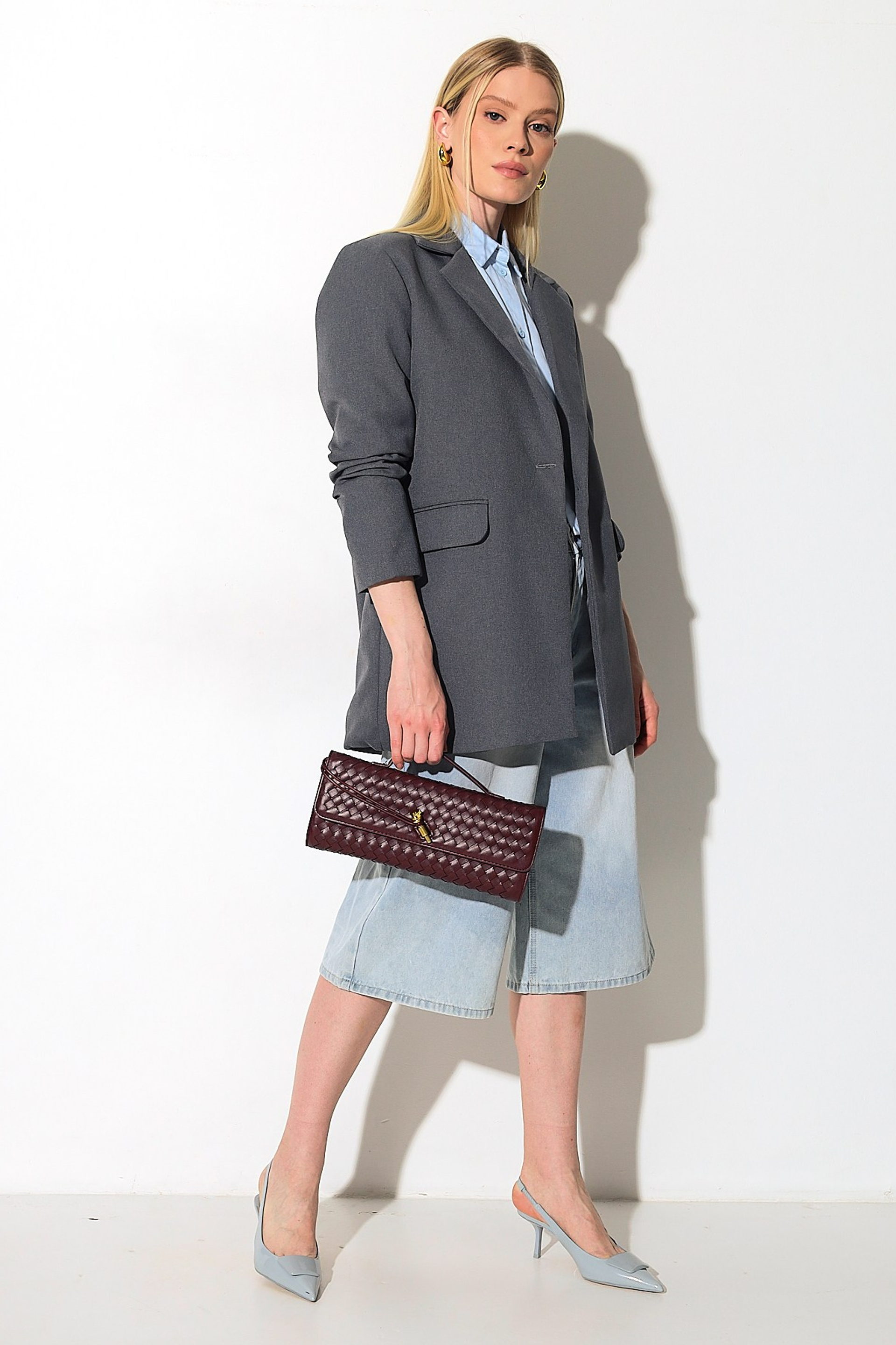 Каталог моделей девушек, женщин для маркетплейсов. Предметная фотостудия AURA