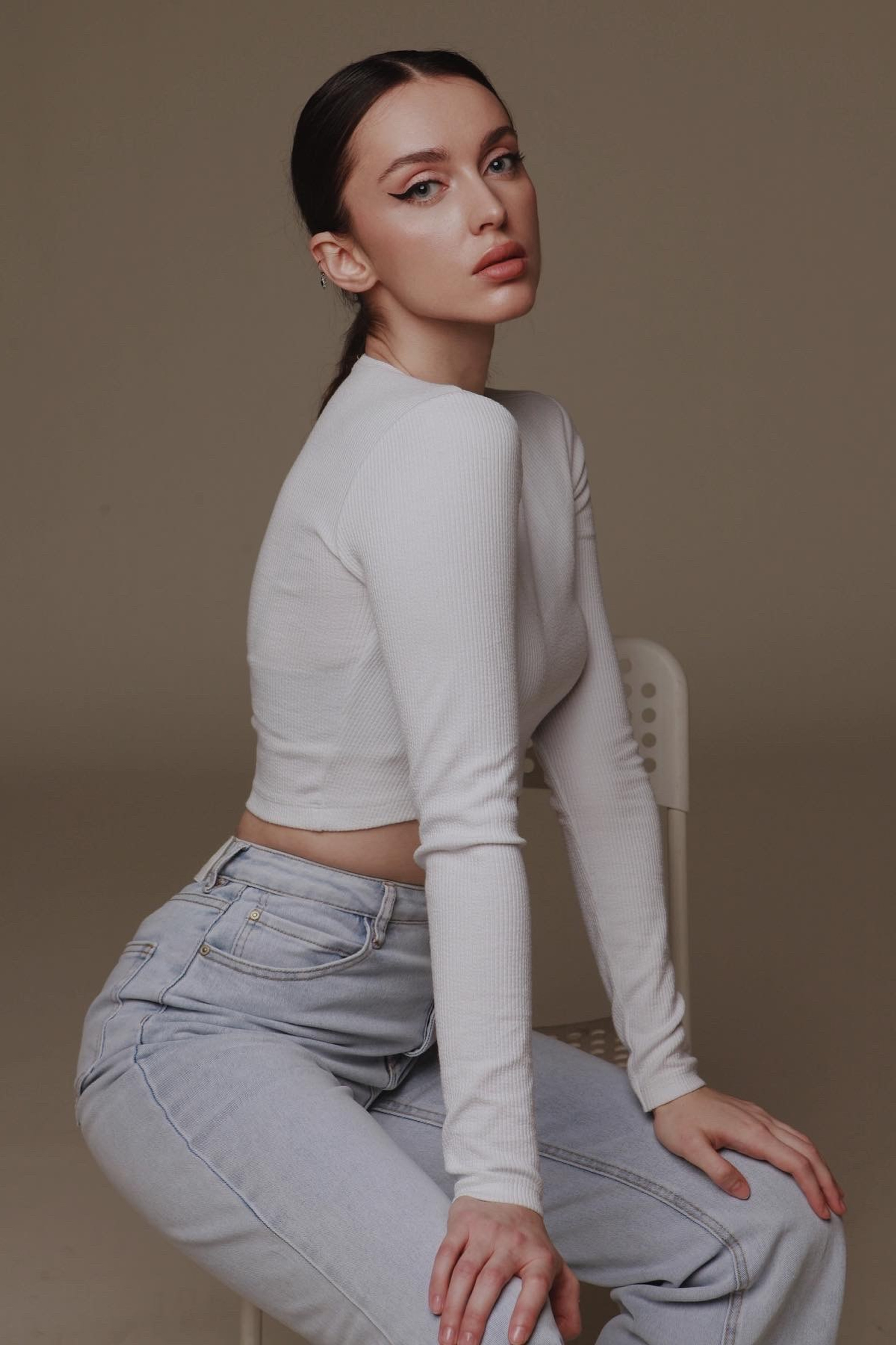 Каталог моделей девушек, женщин. Предметная фотостудия AURA