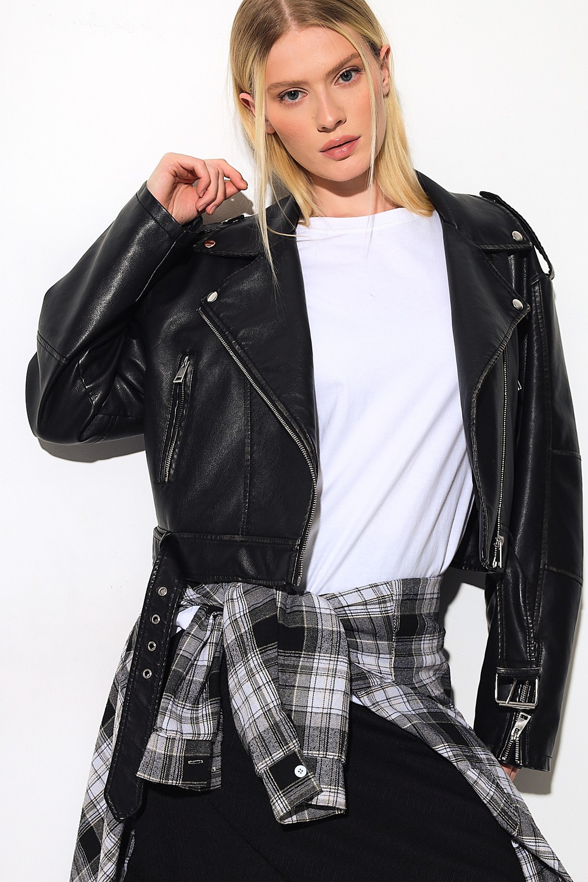 Каталог моделей девушек, женщин для маркетплейсов. Предметная фотостудия AURA