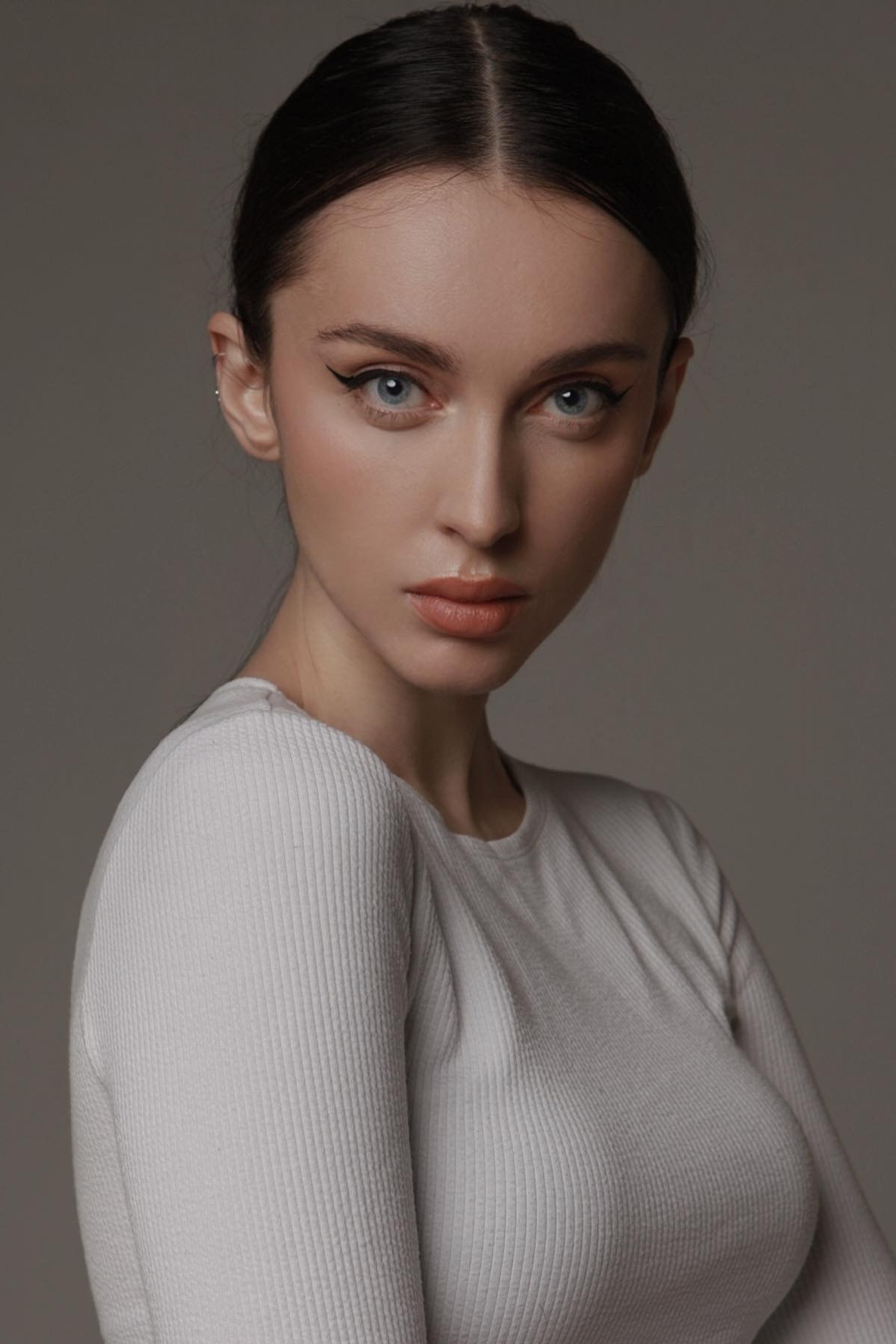 Каталог моделей девушек, женщин. Предметная фотостудия AURA