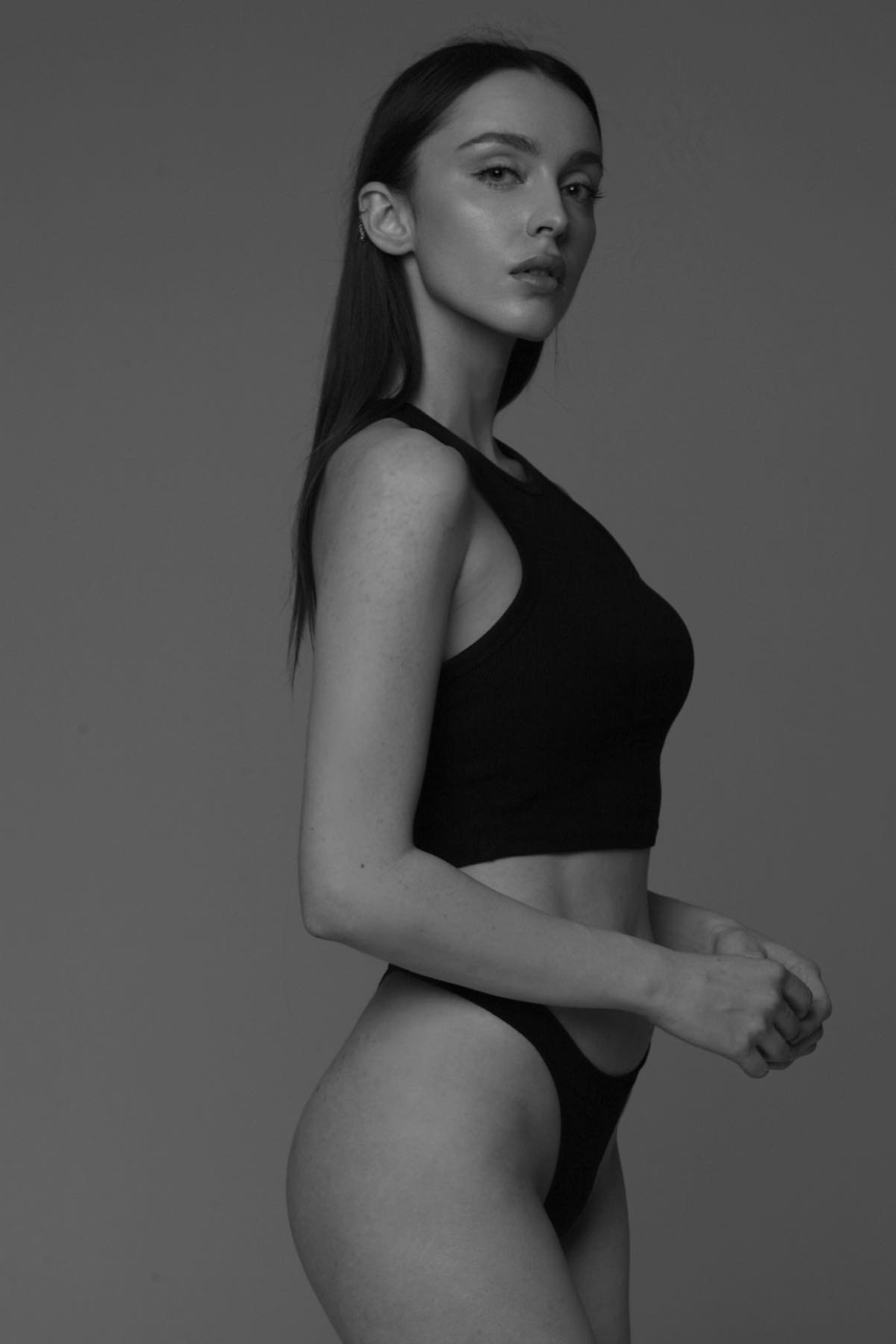 Каталог моделей девушек, женщин. Предметная фотостудия AURA