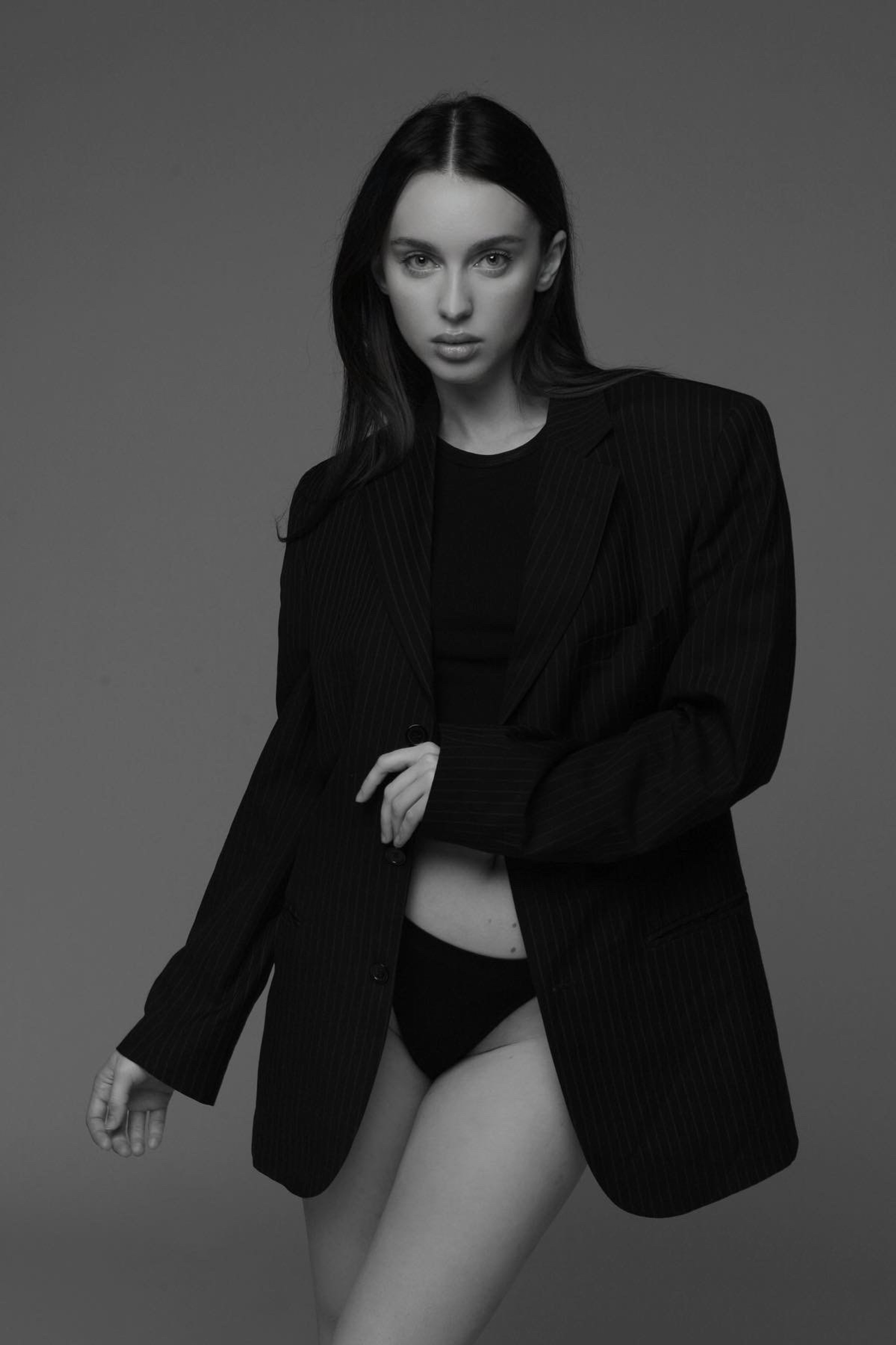 Каталог моделей девушек, женщин. Предметная фотостудия AURA