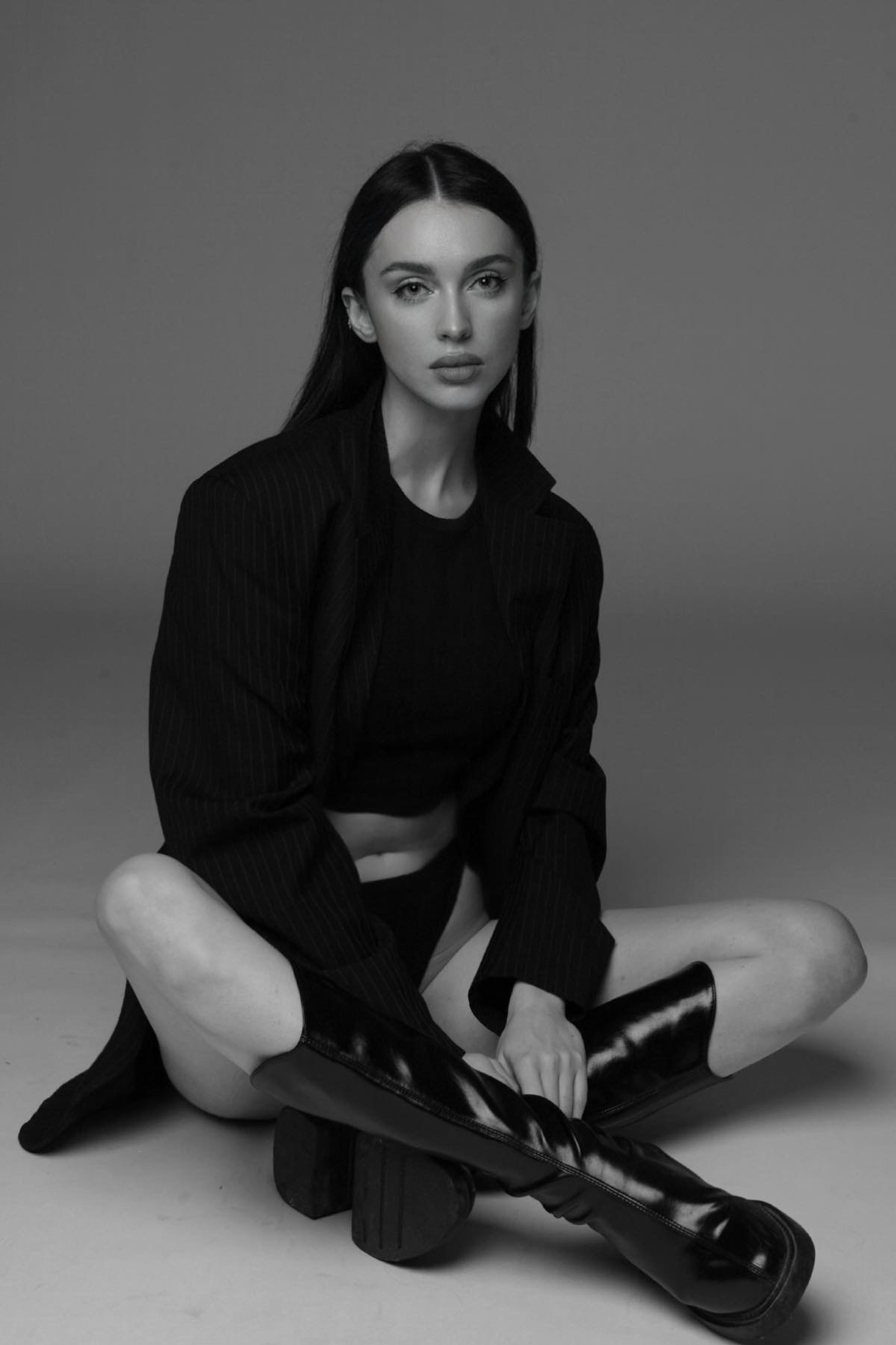 Каталог моделей девушек, женщин. Предметная фотостудия AURA