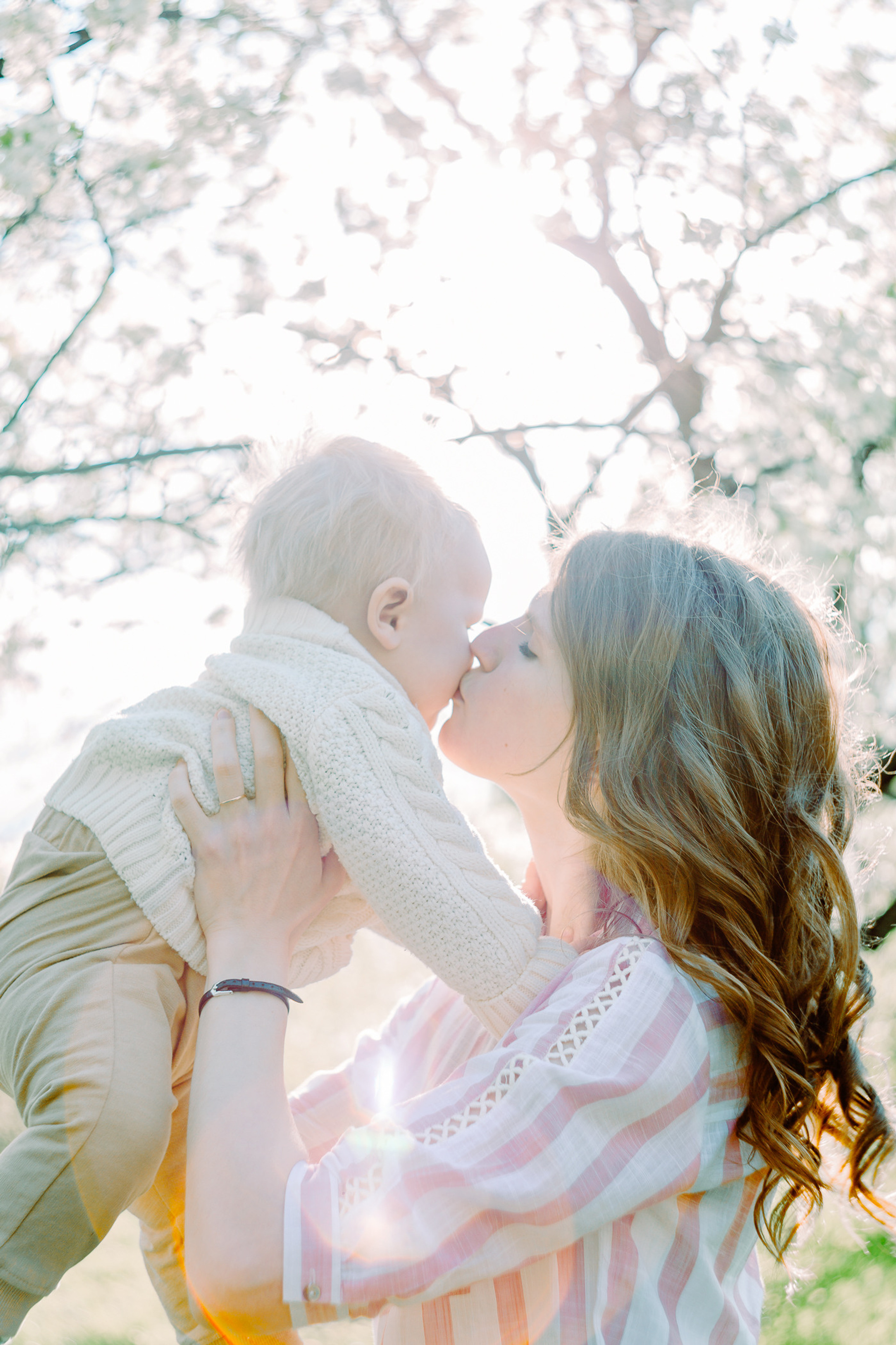 Семья в цветущем саду