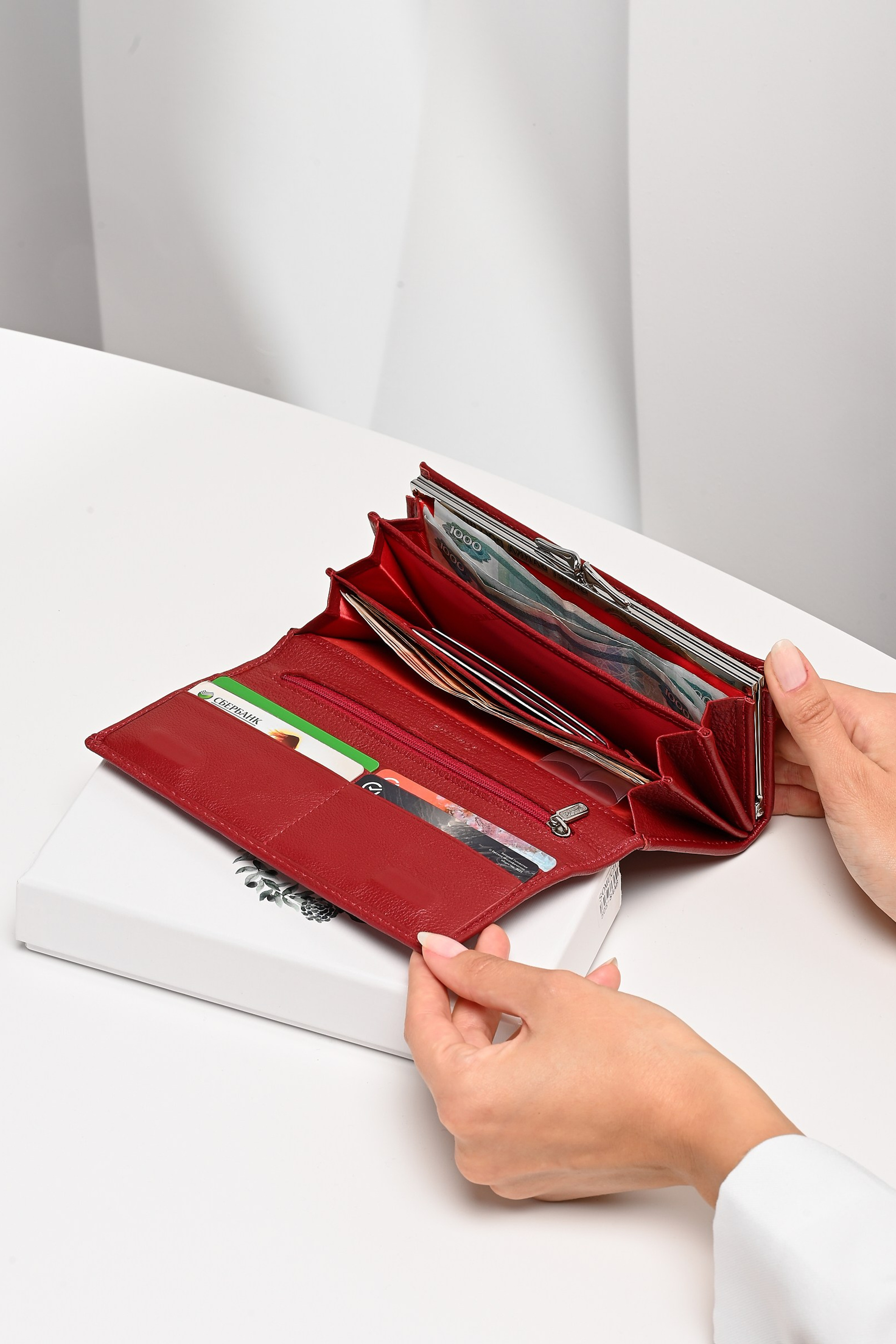 Съемка сумок, кошельков, рюкзаков и других аксессуаров. Предметный контент — фотограф в Саратове Юлия