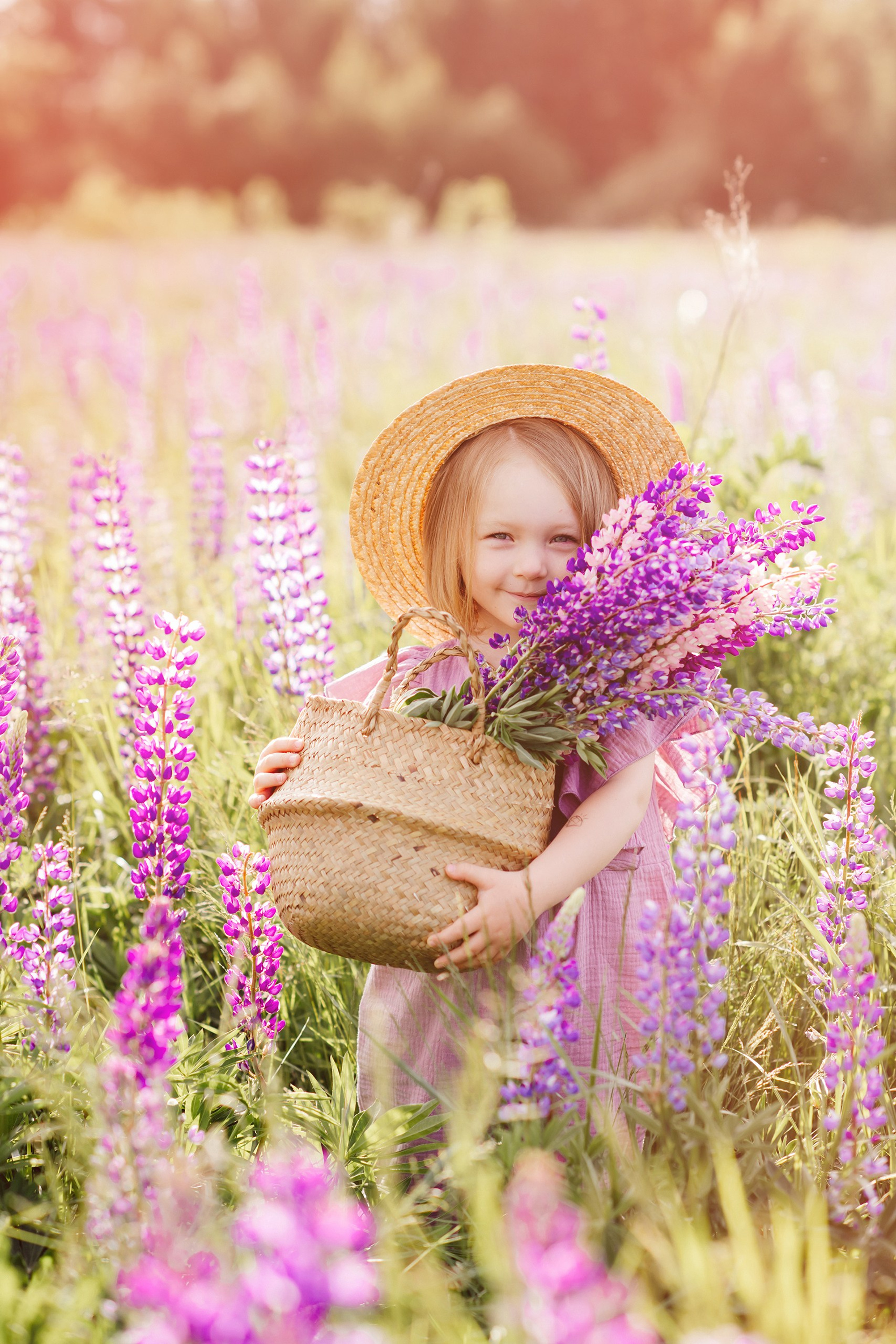 Лида и Ксюша. Люпины.