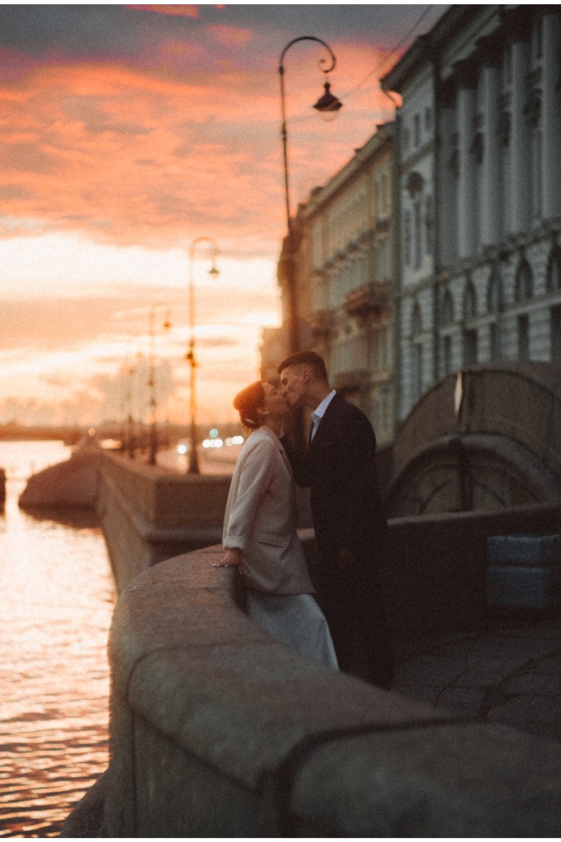 Свадебная прогулка на рассвете на фоне разводных мостов, Санкт-Петербург