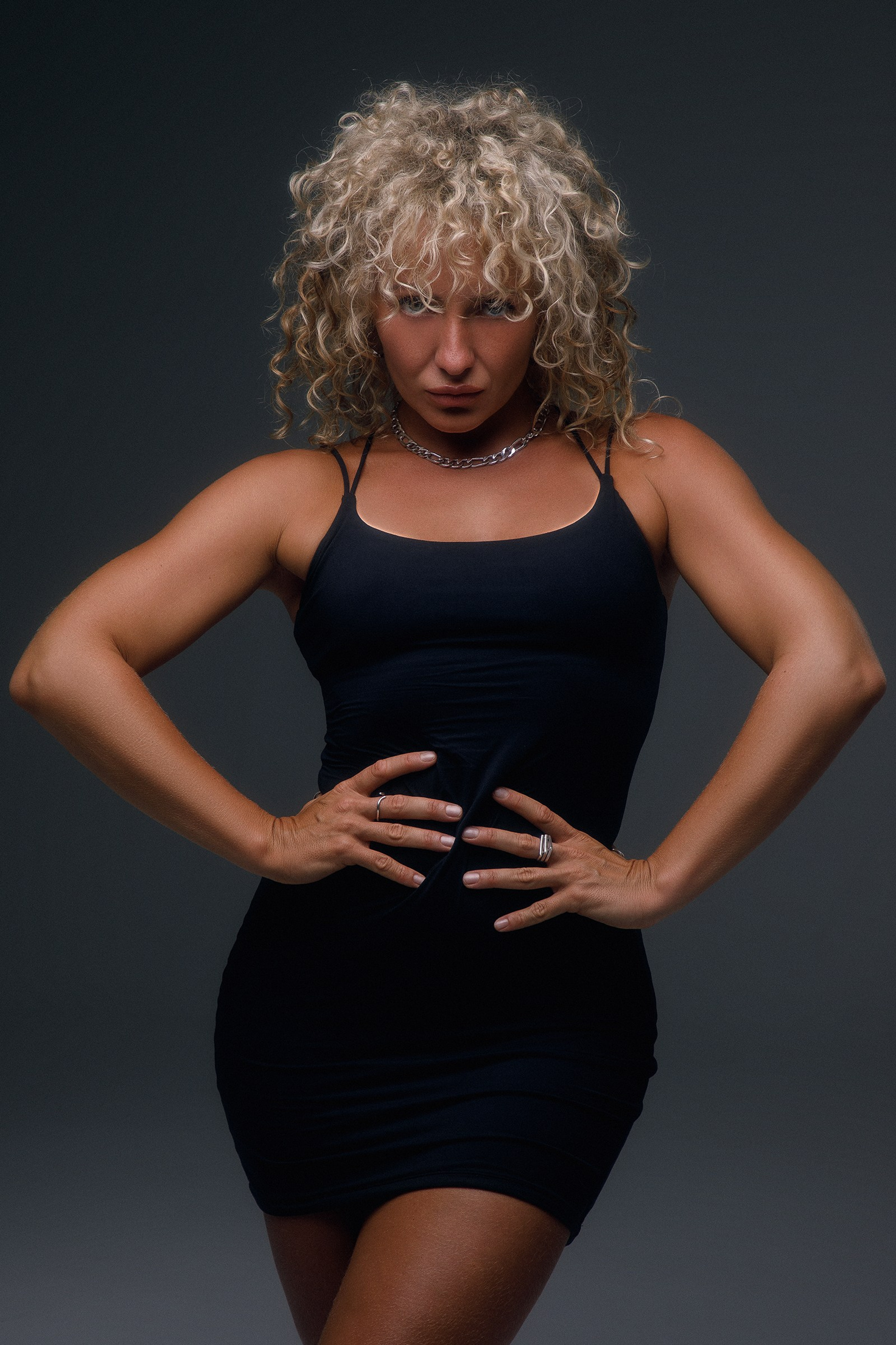 Женственная фотосессия в коротком чёрном платье для Насти