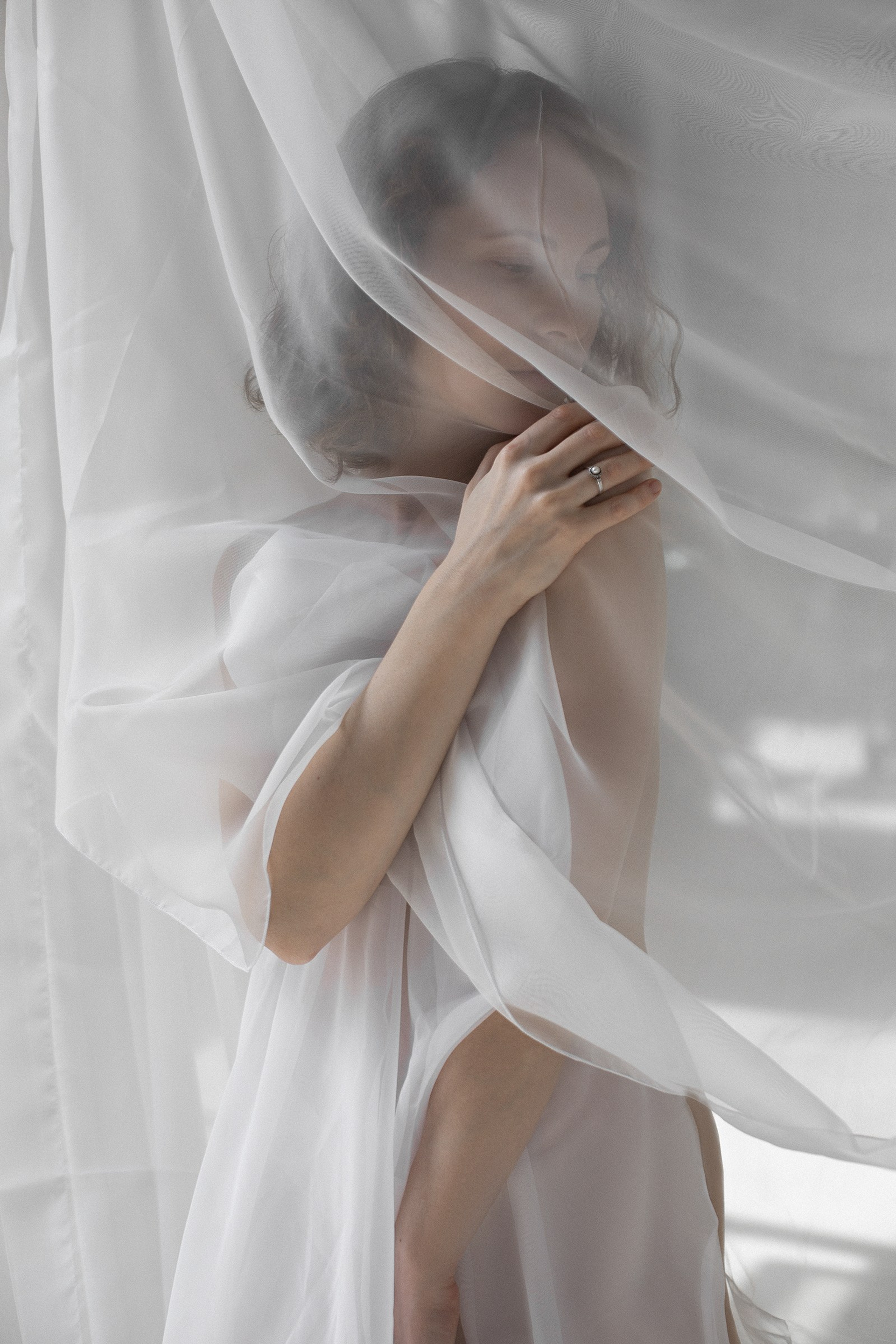 Фотосессия в студии с белой тканью для Ольги