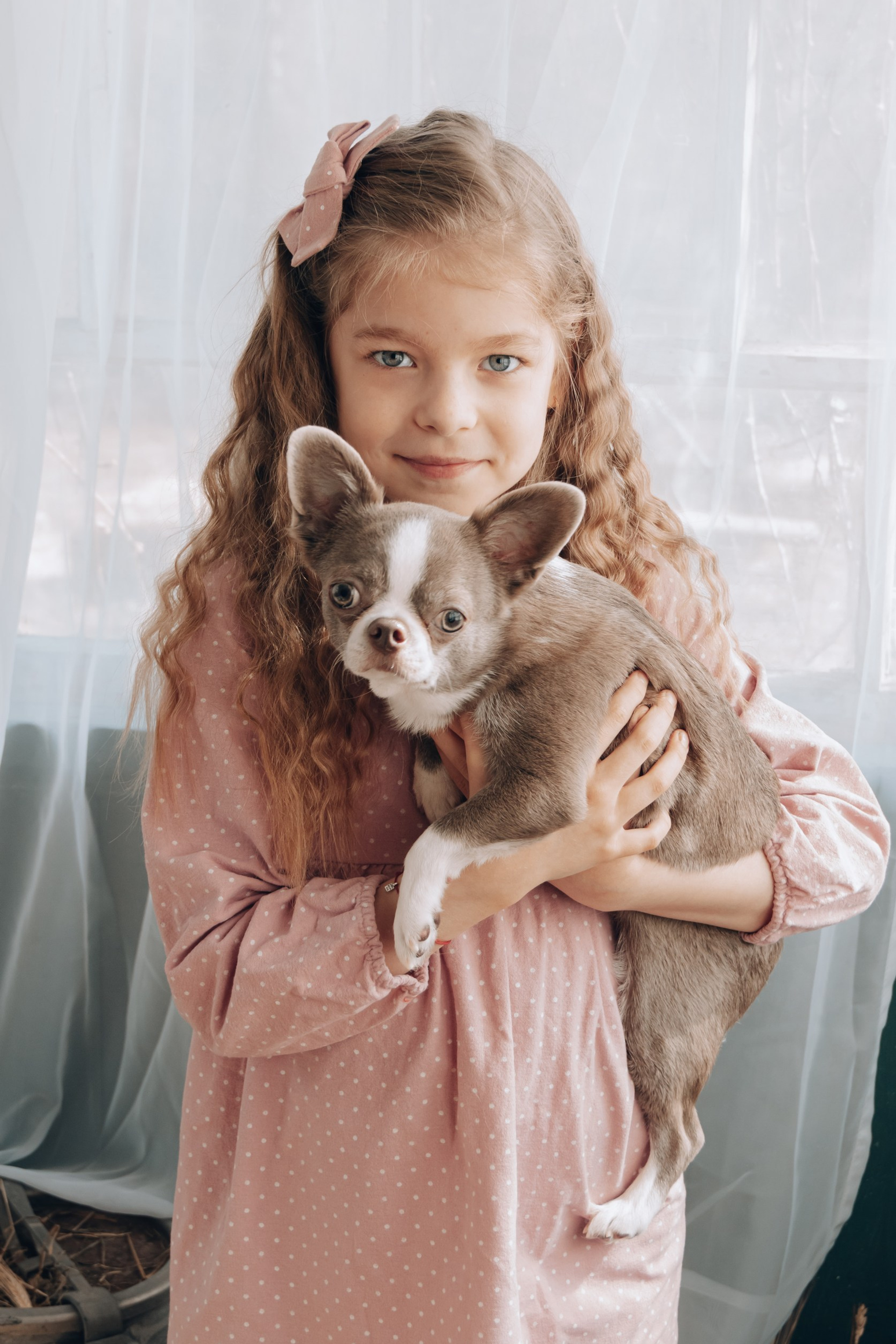 Маленькая девочка и собачка