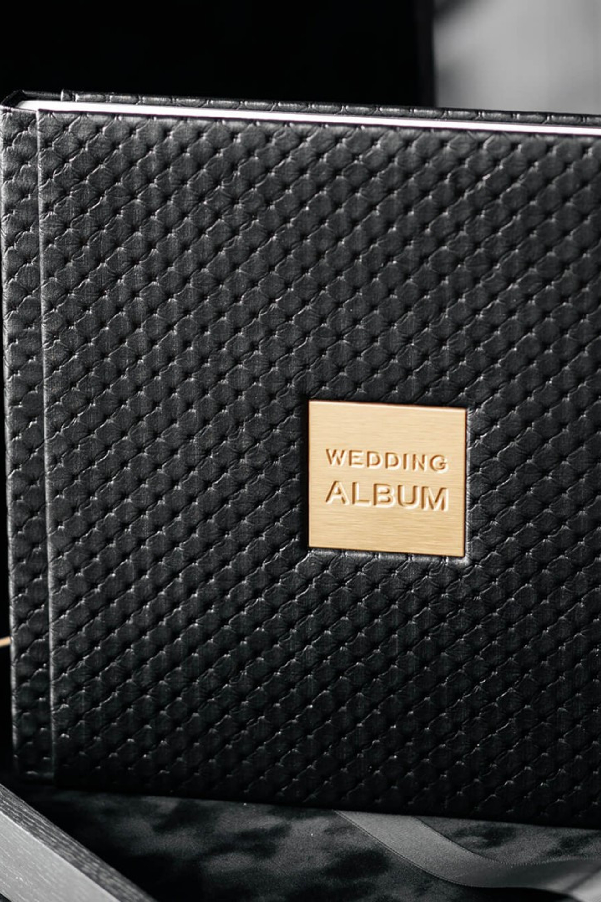 Кожаная обложка с&nbsp;металлической вставкой