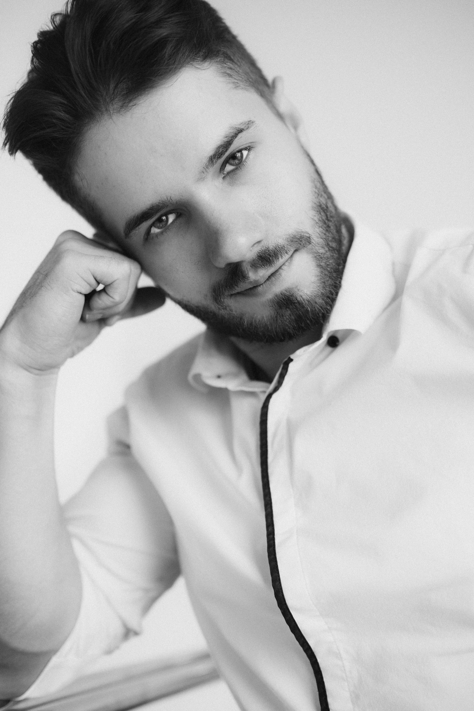 Коля. Белая студия.