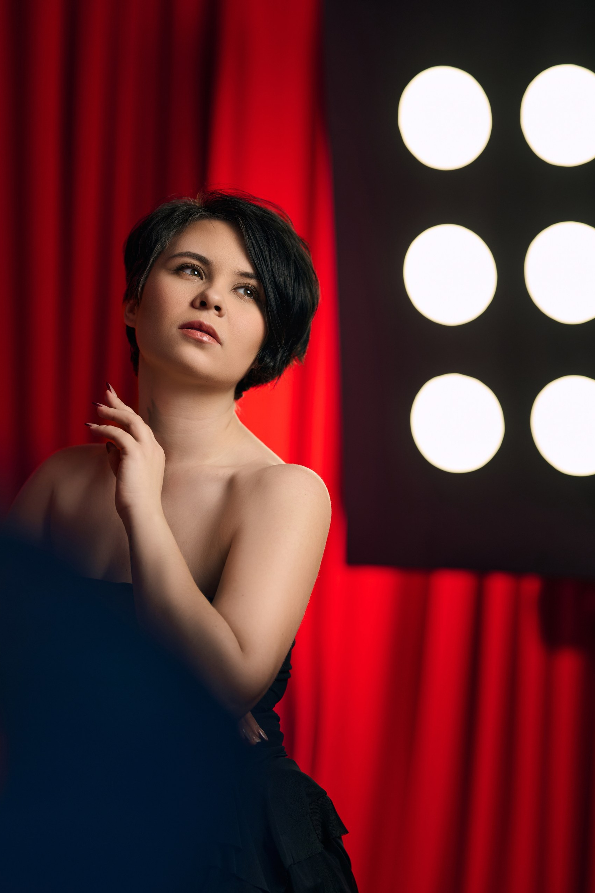 Весенняя съёмка девшуки с фиолетовыми тюльпанами