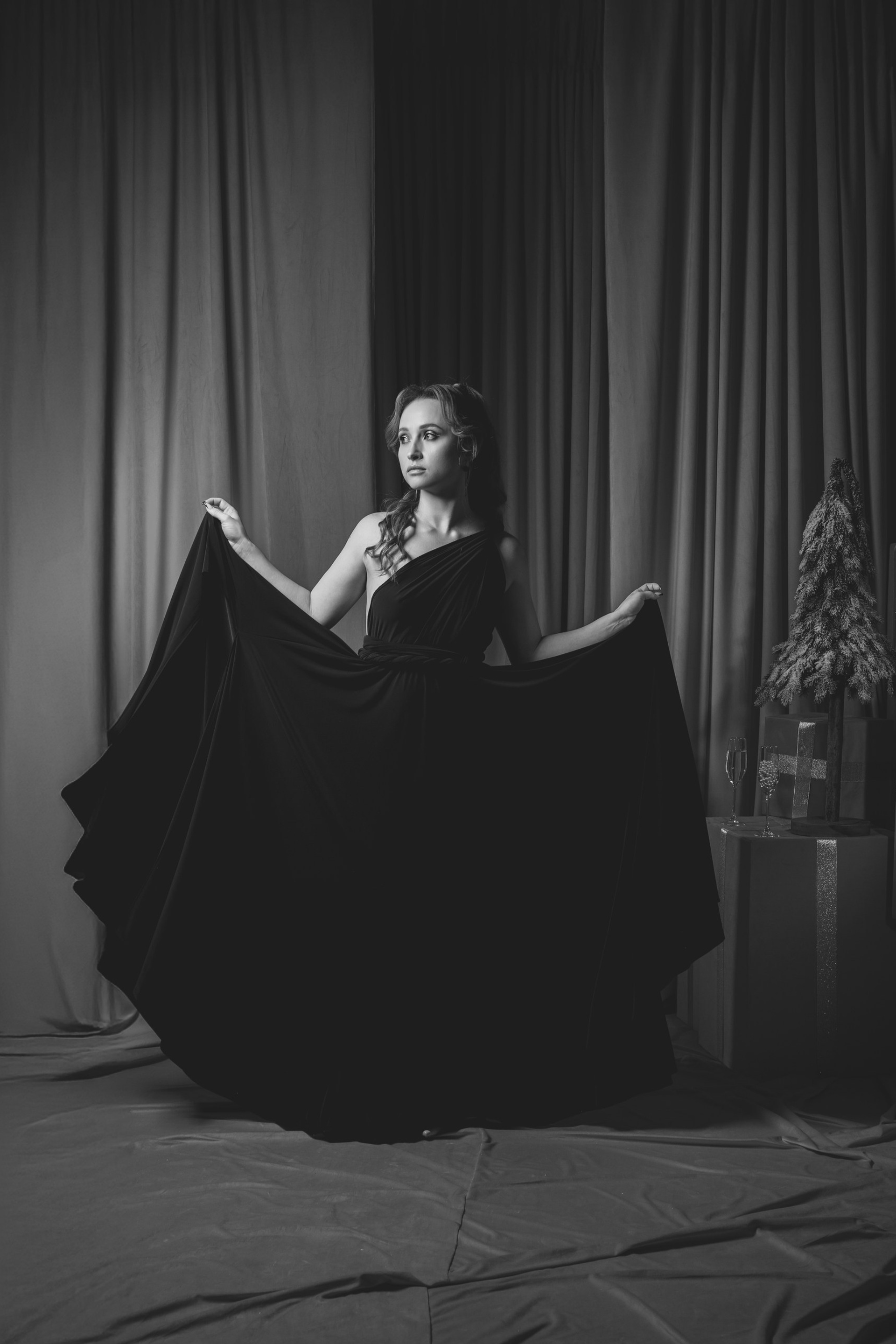 Новогодняя фотосессия с гирляндами в студии