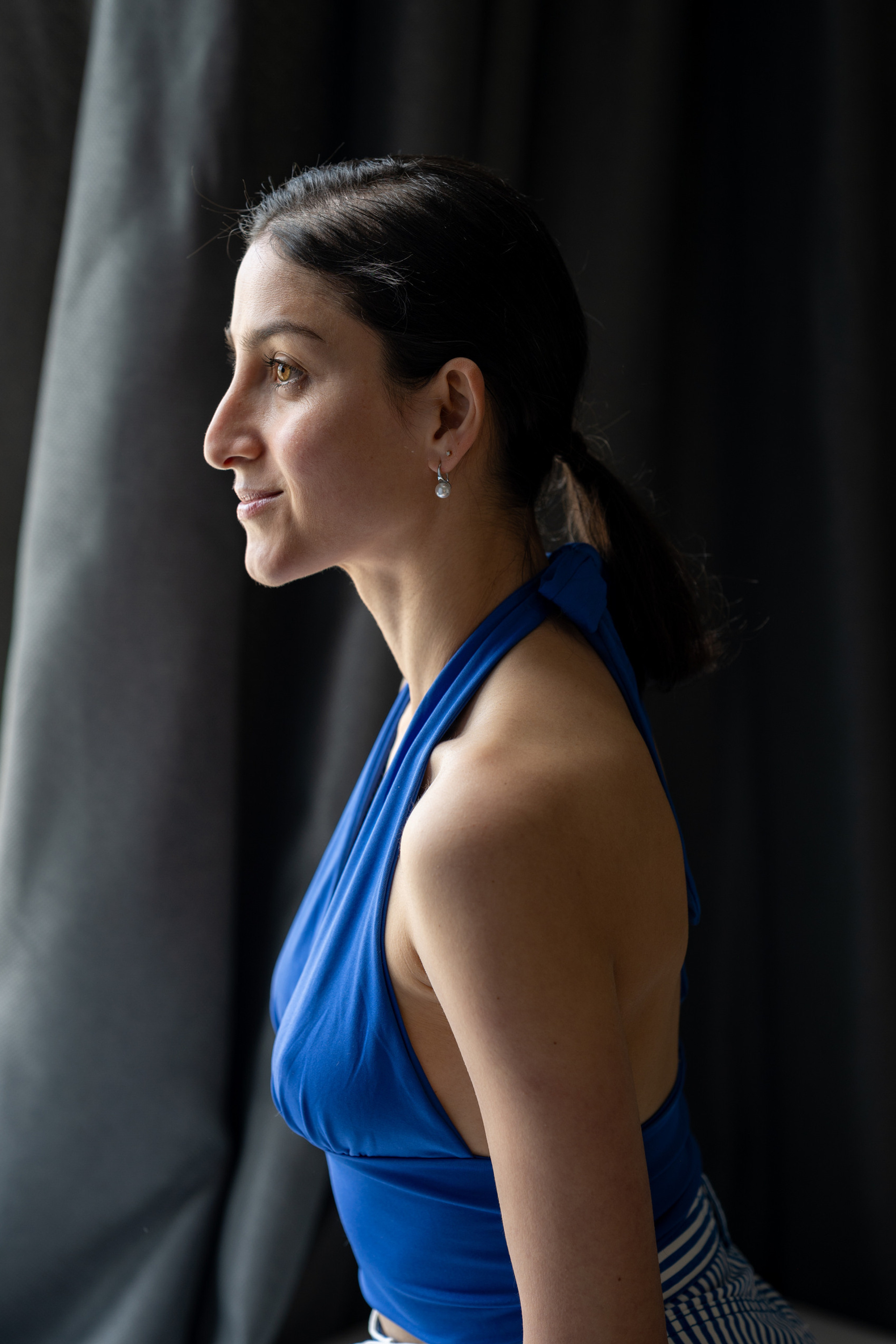 Студийная фотосъёмка девушки в мужском стиле